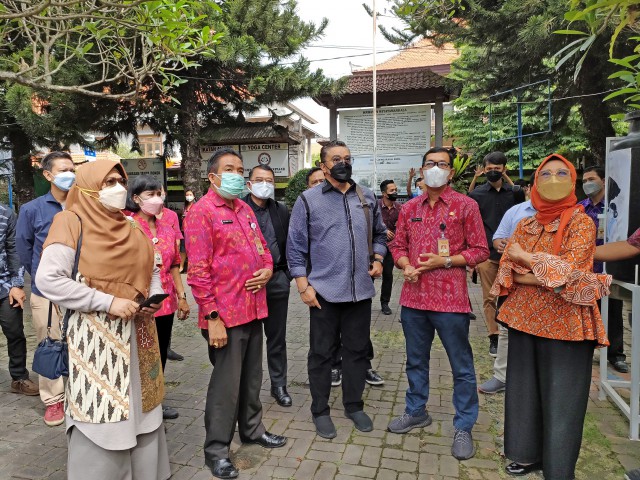 Wakil Ketua Komisi X DPR RI Hetifah Syaifudian (kanan) dalam kunjungan kerja Komisi X DPR RI ke Provinsi Bali. 