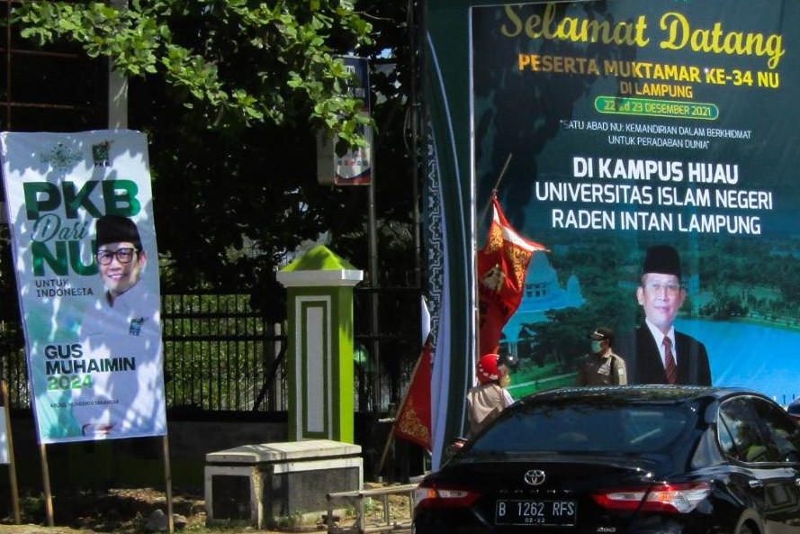 Poster Ketua Umum PKB bertebaran di sekitar arena Muktamar NU ke-34 di lampung.