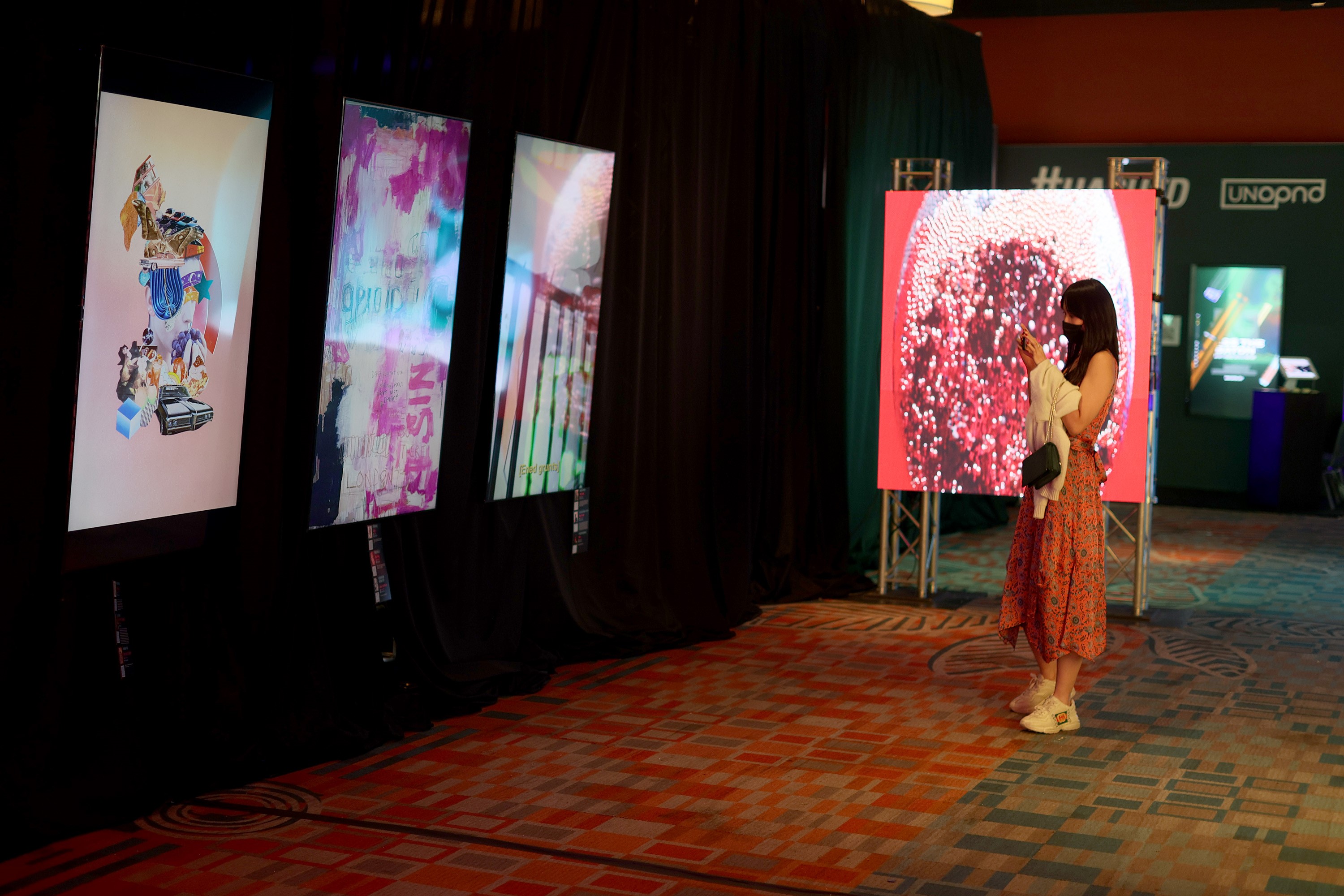 Pengunjung mengamati instalasi lukisan NFT Gallery di Miami, Florida, AS. Miami menjadi tuan rumah konferensi NFT dunia 2021. 