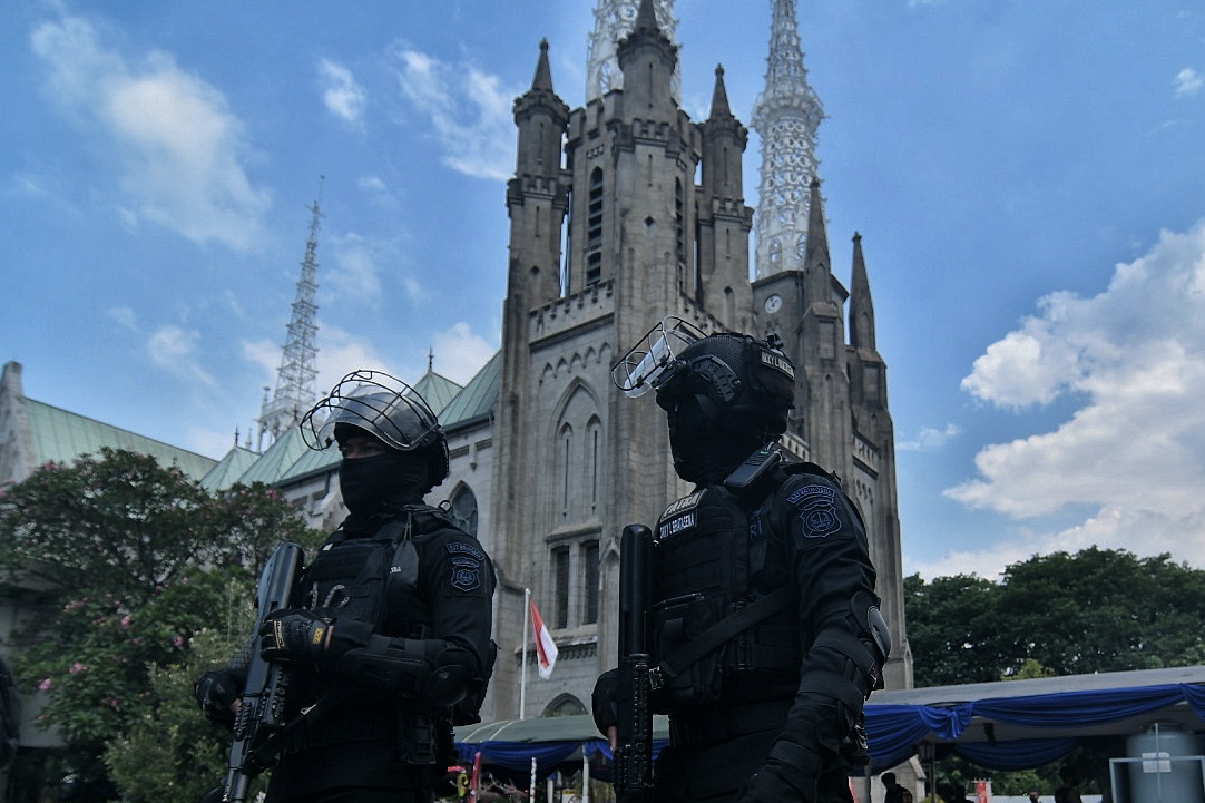 Polisi mengamankan katedral 
