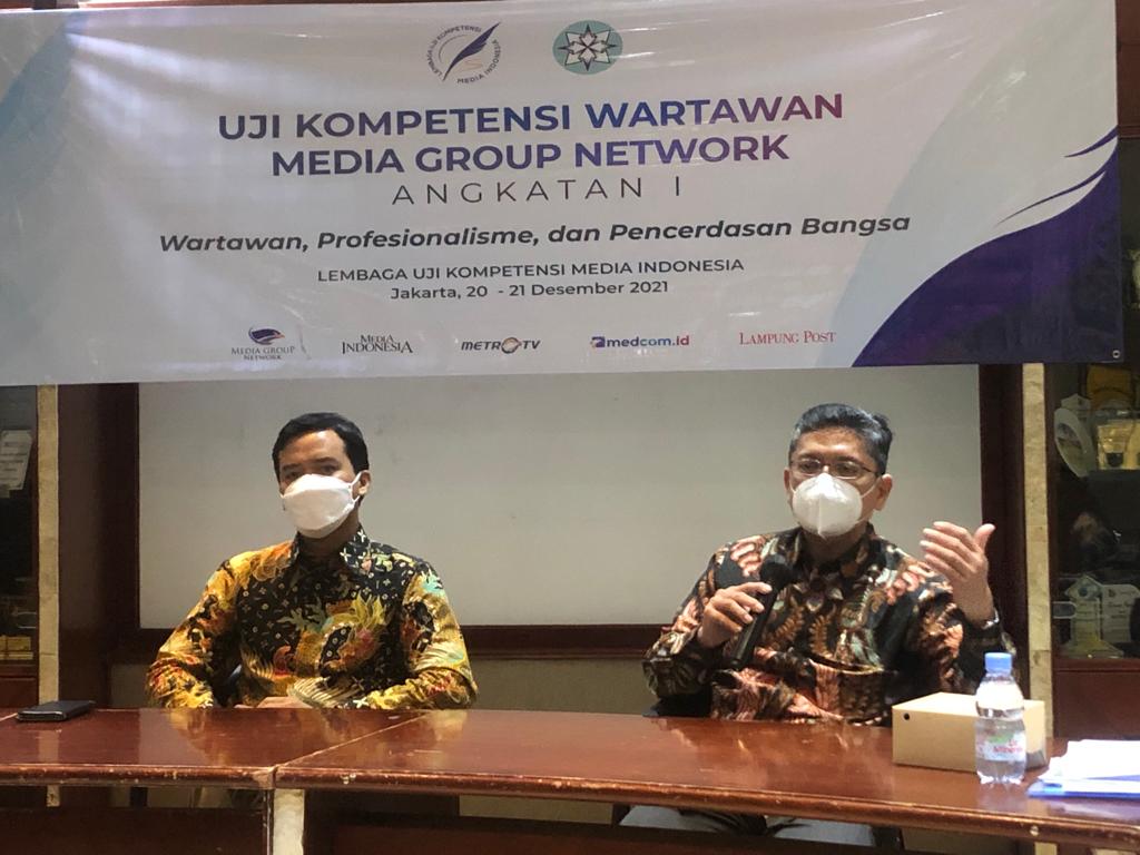 Pakar Komunikasi Gun Gun Heryanto (kiri) dan Guru Besar Spesialis Penyakit Dalam UI Ari Fahrial Syam (kanan) di acara UKW Media Indonesia