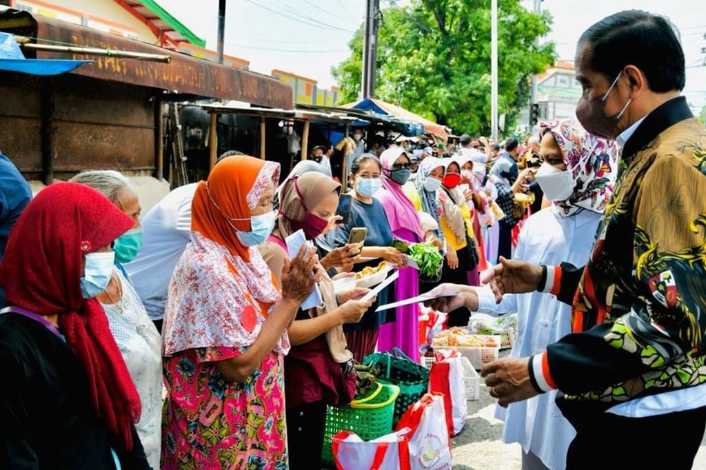 Presiden Joko Widodo membagikan bantuan tunai 