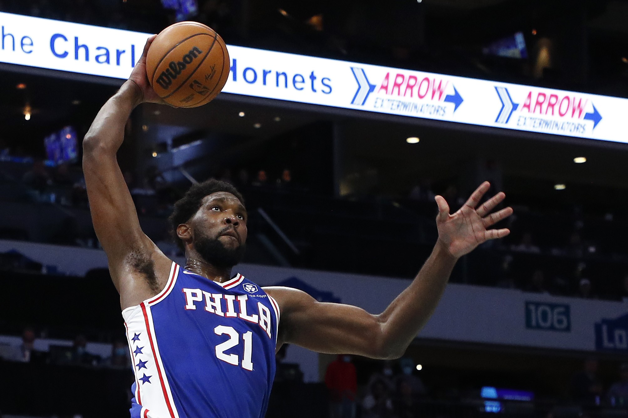 Bintang Philadelphia 76ers Joel Embiid melakukan dunk dalam laga NBA melawan Charlotte Hornets.