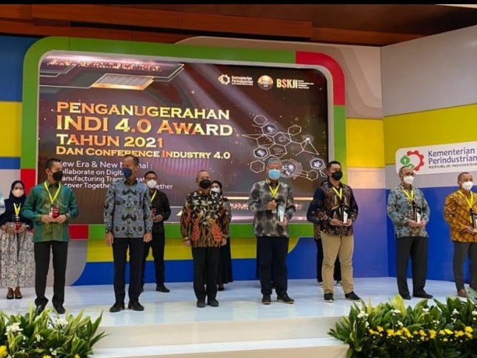 Perwakilan KIIC)menerima penghargaan Special Indonesia Industry 4.0 Readiness Index Awards dalam kategori Smart Industrial Estate.  