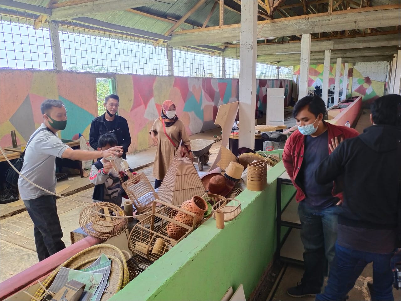 Sejumlah pemerhati melihat hasil karya berbahan baku dari Selaawi, Garut, Jawa Barat