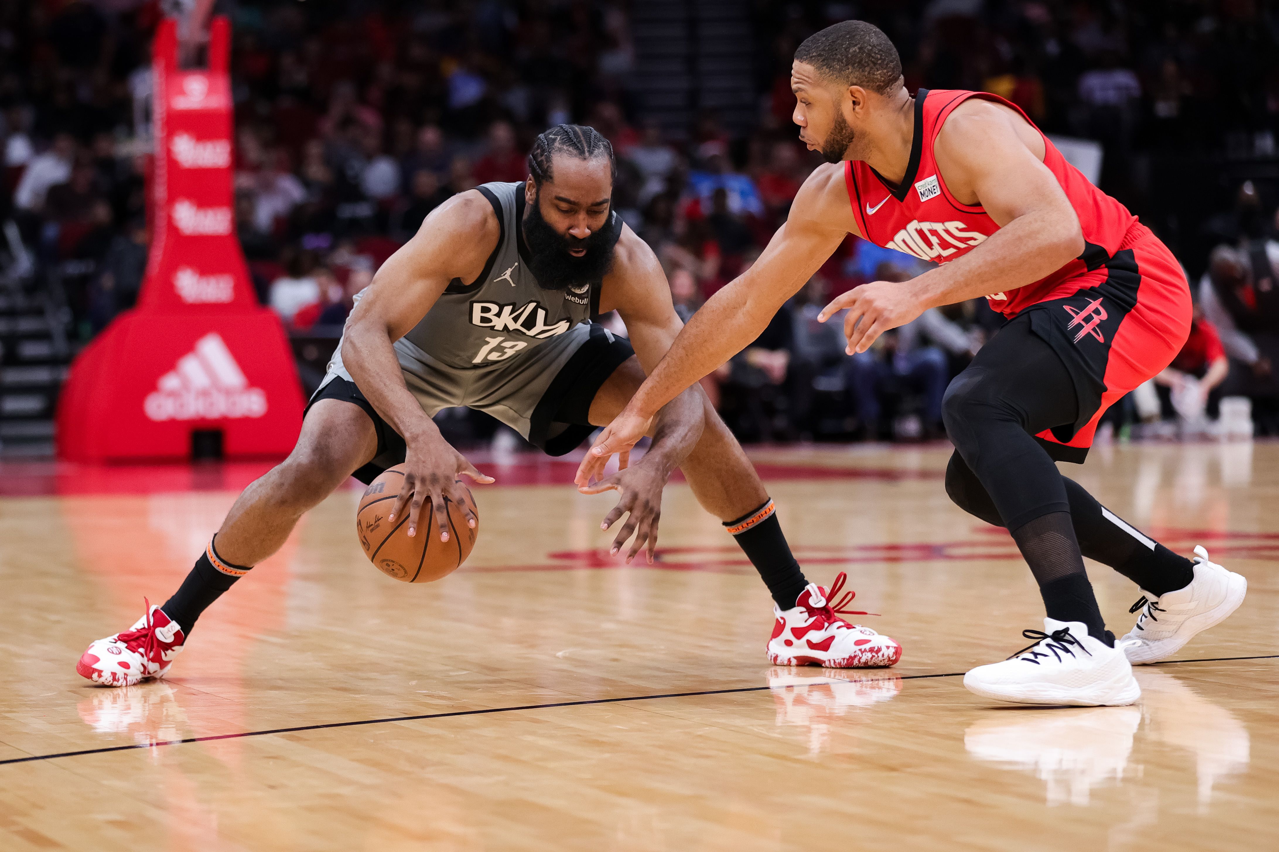Pemain Houston Rockets Eric Gordon (kiri) berupaya menahan gerakan James Harden (kanan) dari Brooklyn Nets.