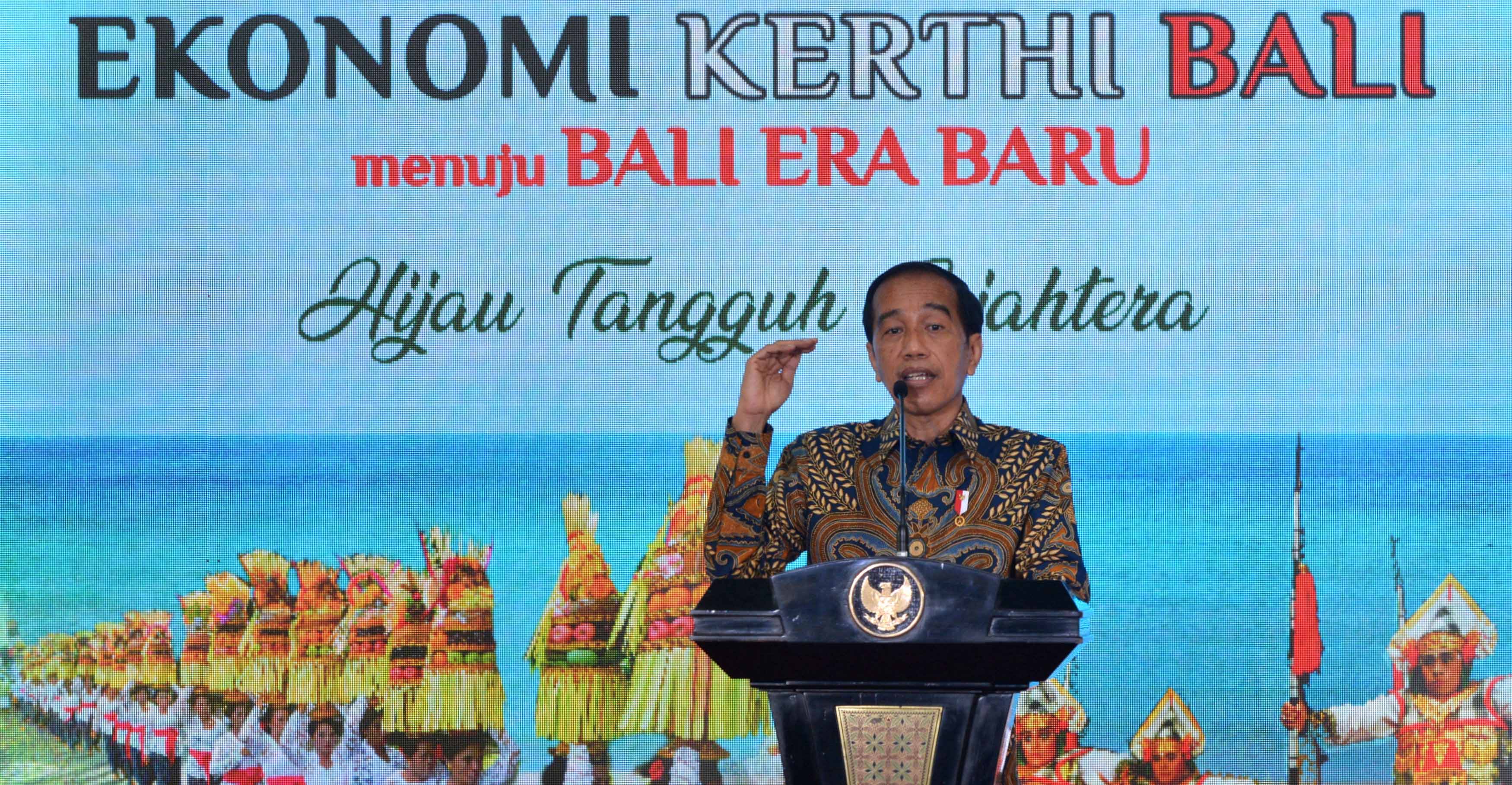 Presiden Joko Widodo memberi sambutan saat menghadiri peluncuran Peta Jalan Ekonomi Kerthi Bali Menuju Bali Era Baru di Bali. Jumat (3/12).