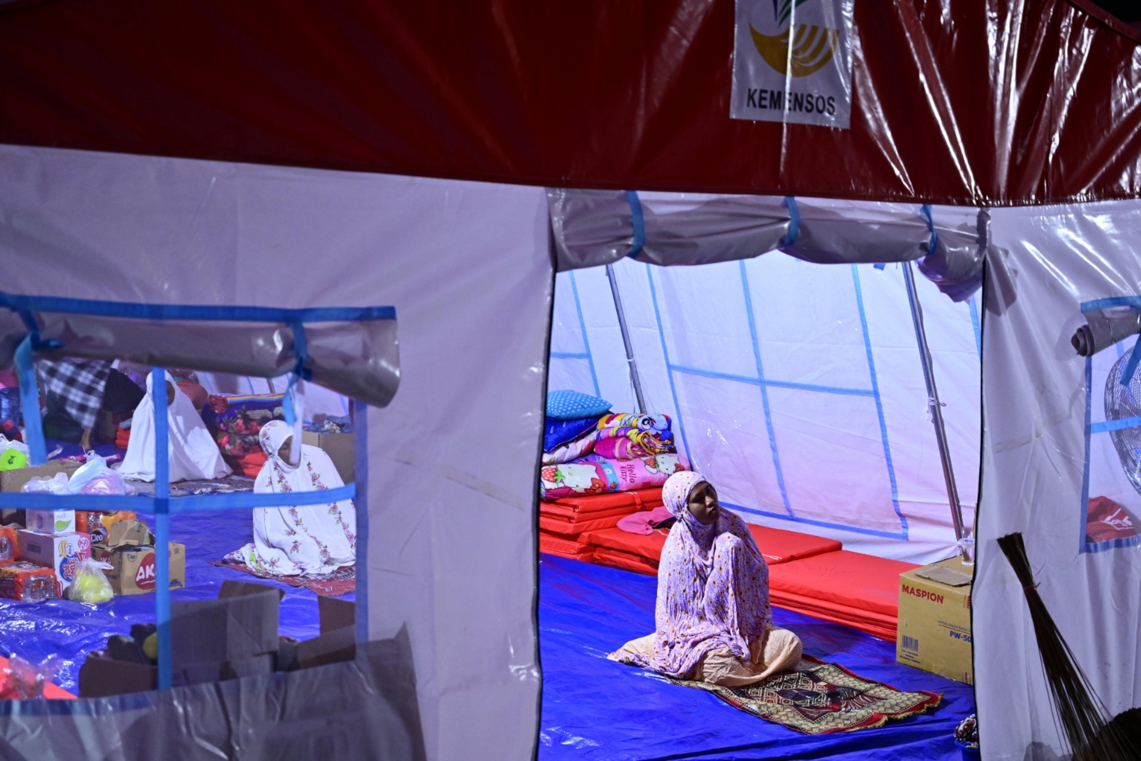 Pengungsi erupsi Gunung Semeru beribadah di posko pengungsian