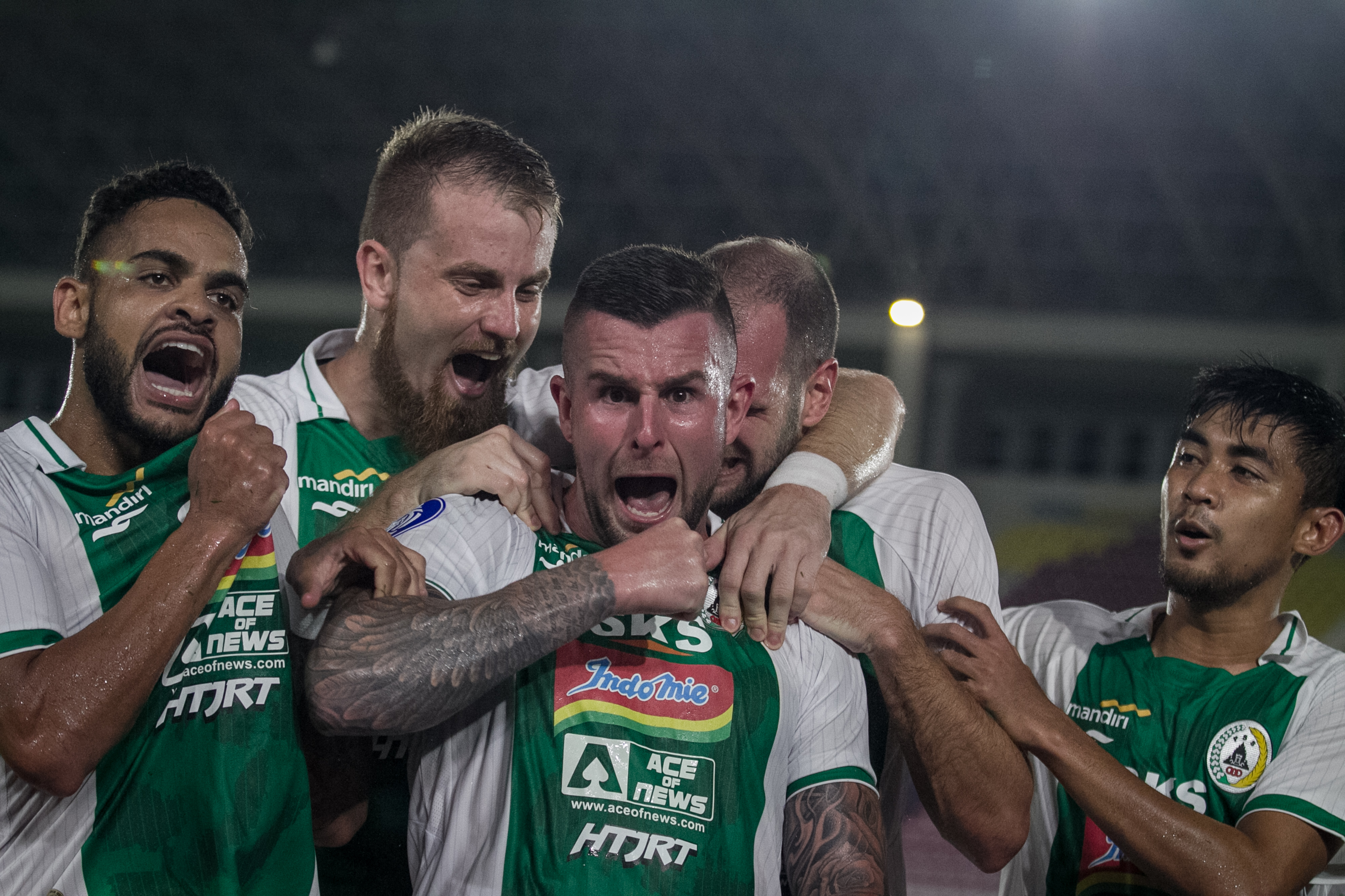 Para pemain PSS melakukan selebrasi usai mencetak gol ke gawang lawan.