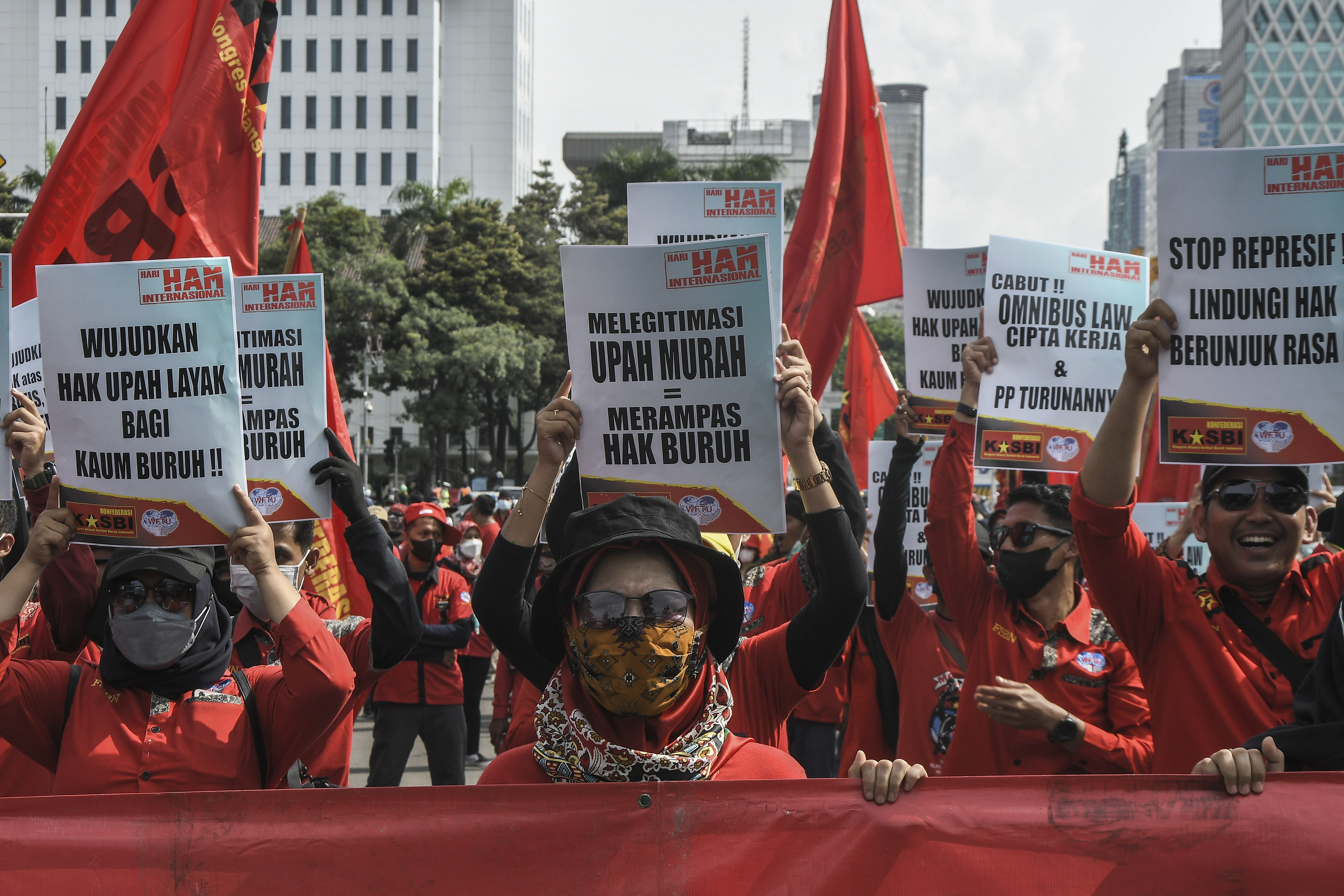 Aksi buruh menuntu kenaikan UMP