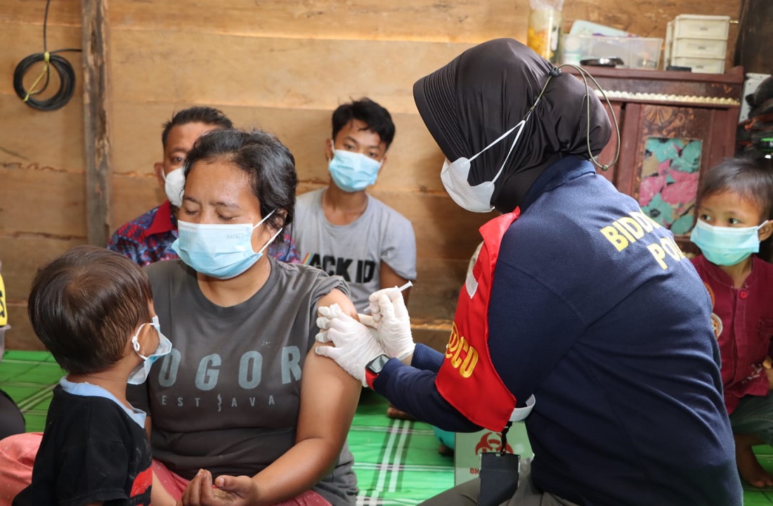 Polres Bungo Lakukan Vaksinasi Covid-19 door to door ke Daerah Bencana