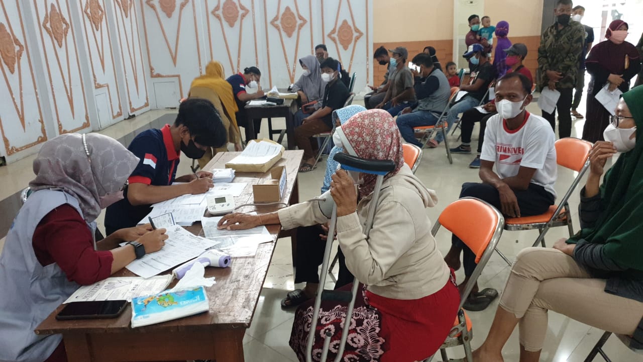 Vaksinasi massal Covid-19 yang digelar Seknas Jokowi dan KAPT di Tegal,  Jawa Tengah. 