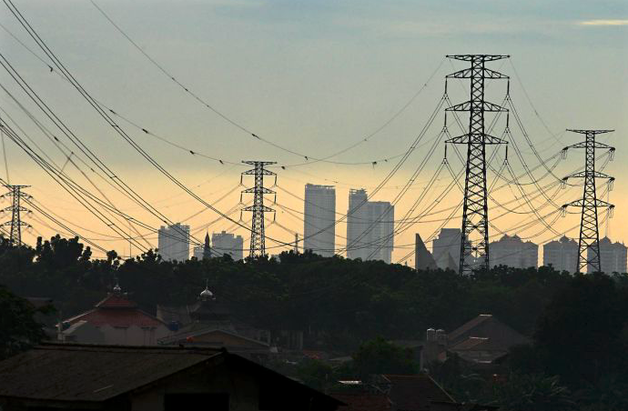 Tower listrik tegangan tinggi yang berdiri di wilayah permukiman Jakarta. 