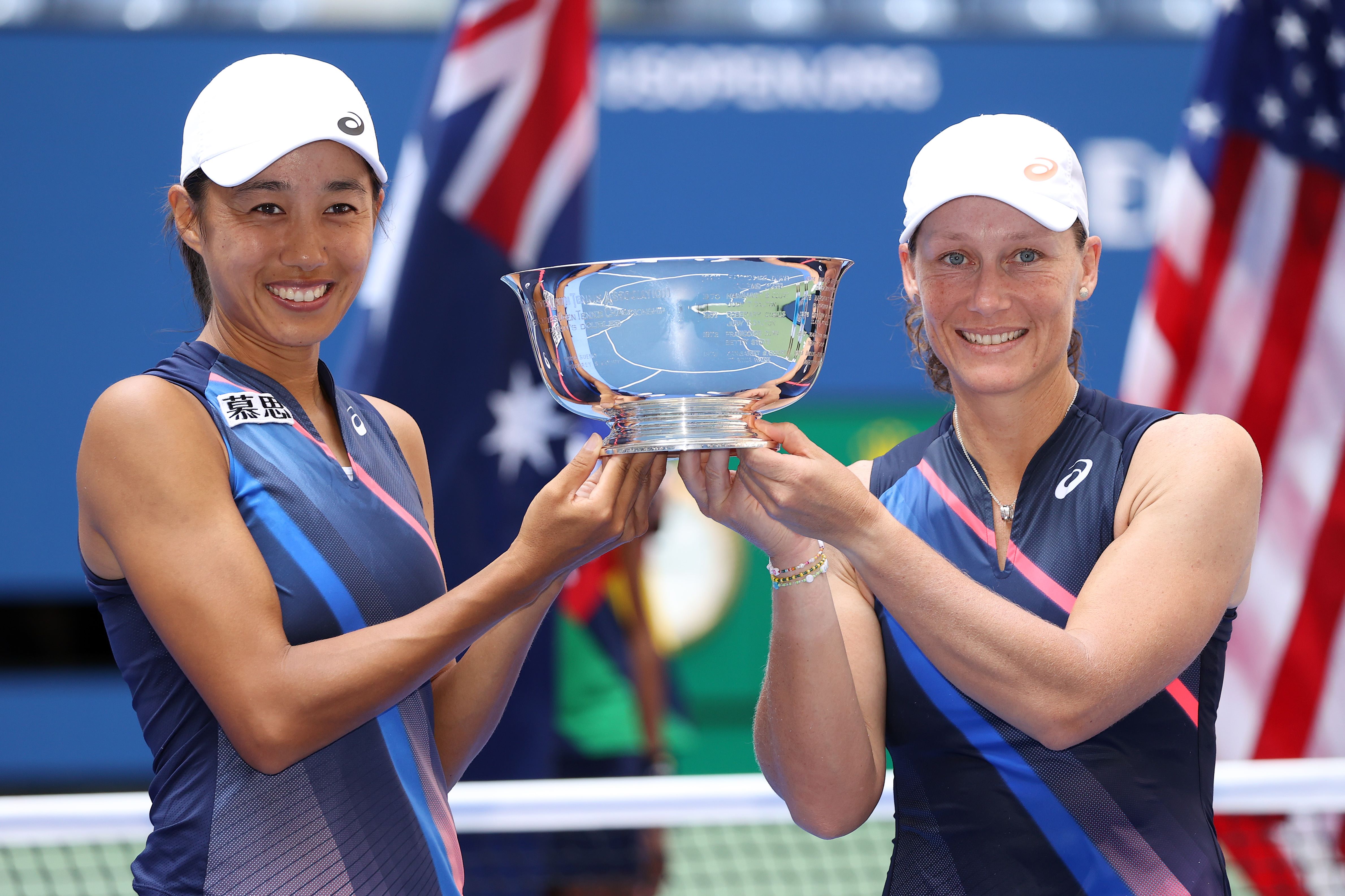 Petenis Australia Sam Stosur (kanan) saat menjadi jiuara ganda puri AS Terbuka 2021 bersama petenis Tiongkok Zhang Shuai.