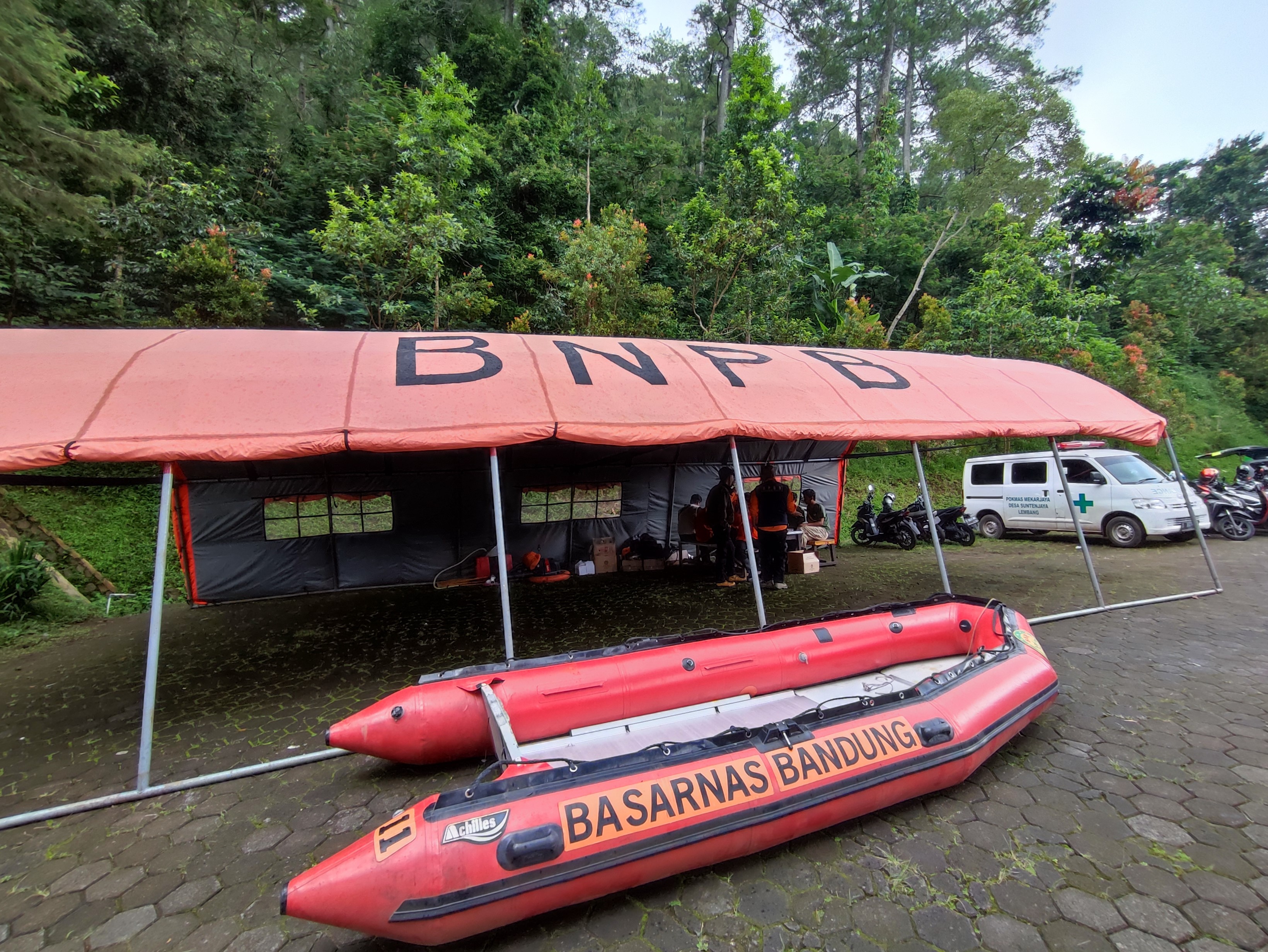 Sejumlah petugas bersiaga di posko pencarian korban hanyut di Tahura Juanda Maribaya, Desa Langensari, Kecamatan Lembang, Sabtu (25/12).