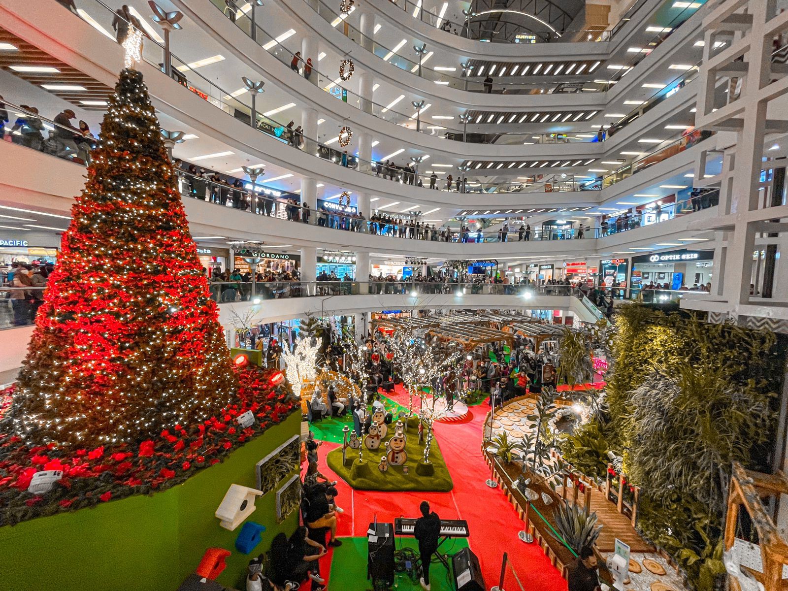 Sambut natal dan Tahun Baru 2022, Mal Ciputra mempercantik Center Court-nya dengan berbagai macam tanaman. 