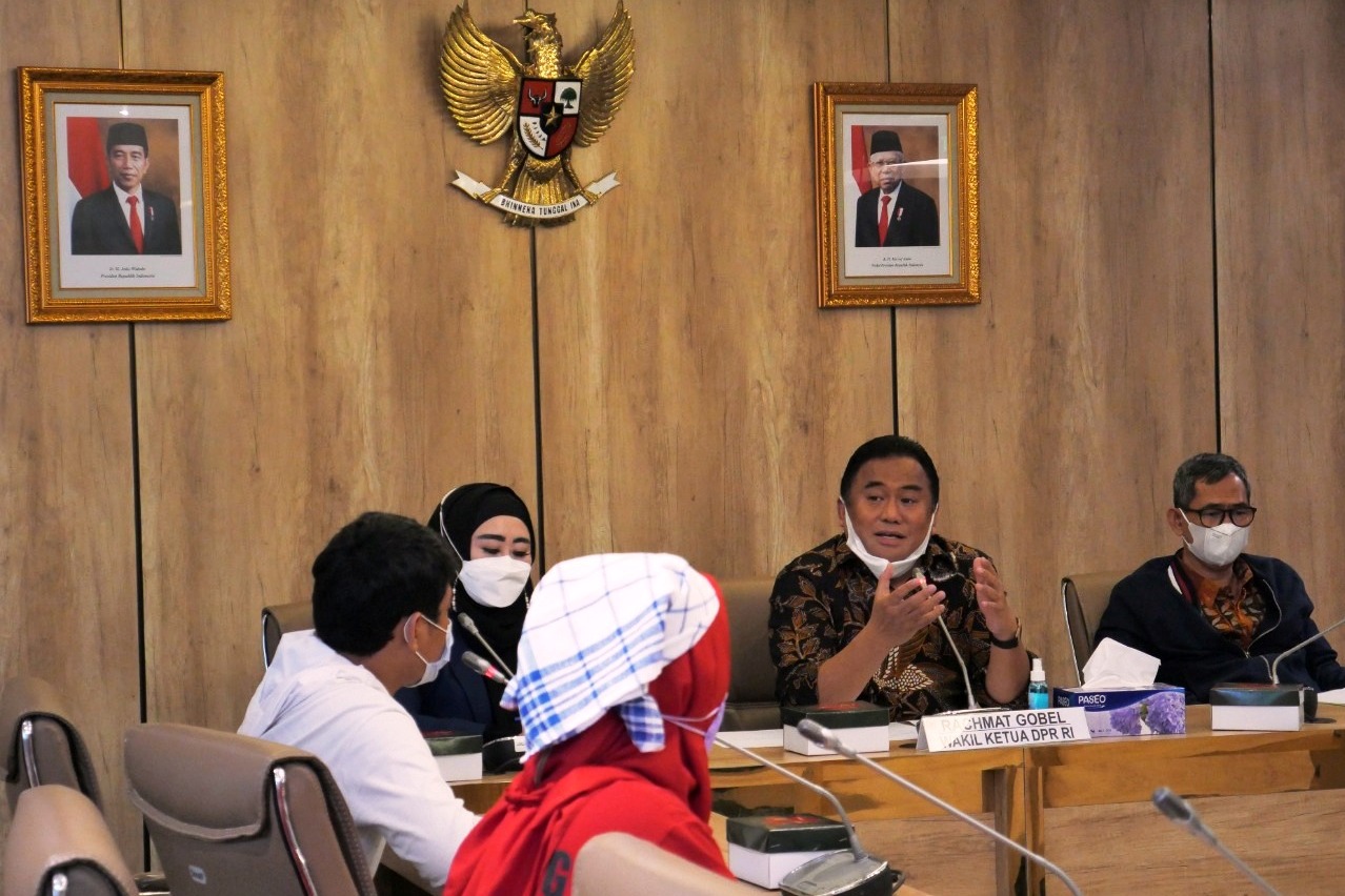 Wakil Ketua DPR RI Rachmat Gobel (kedua dari kanan).