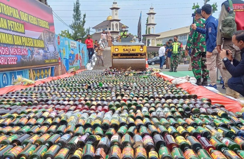  Ribuan botol miras dimusnahkan dengan cara digilas alat berat di Mapolres Cimahi, Jumat (31/12).