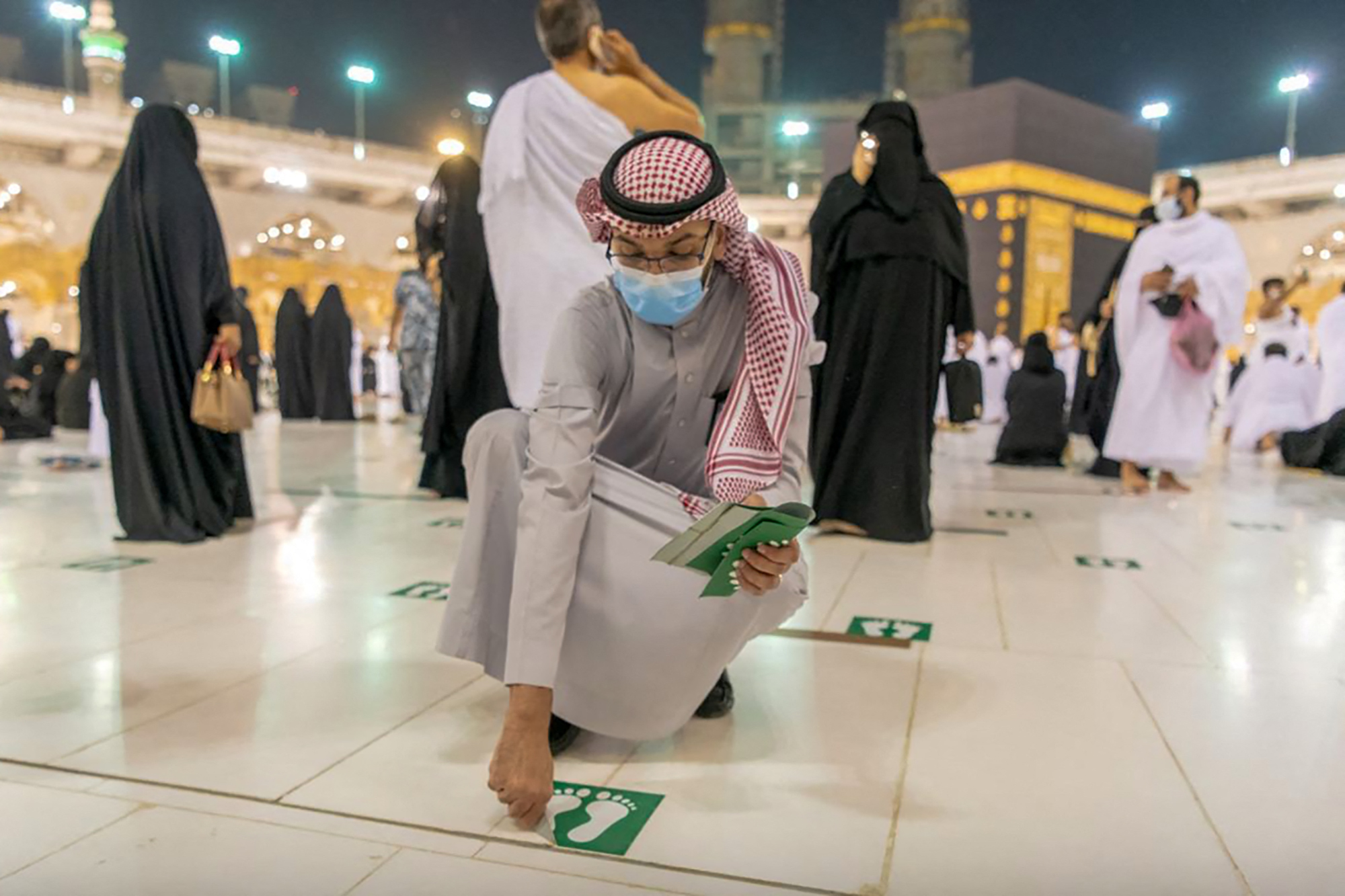 Petugas mencabut tanda jaga jarak di Masjidil Haram, Mekkah, Arab Saudi