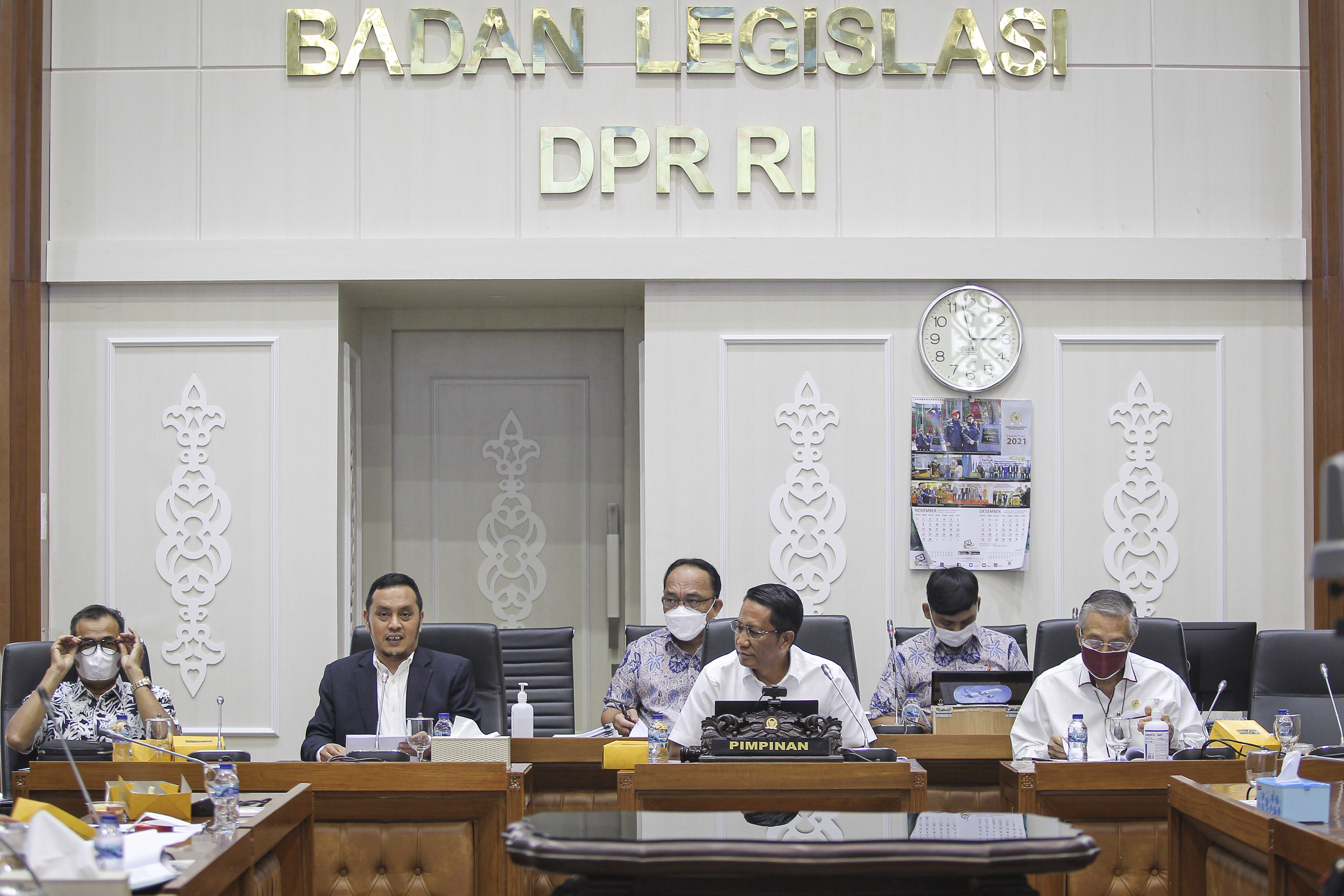 Ketua Panja Rancangan Undang-Undang Tindak Pidana Kekerasan Seksual (RUU TPKS) Willy Aditya (kedua kiri) menyampaikan laporan