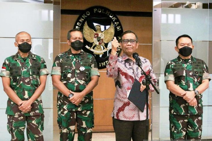 Menko Polhukam Mahfud MD bersama Kasad Jendral TNI Dudung Abdurachman (kanan)