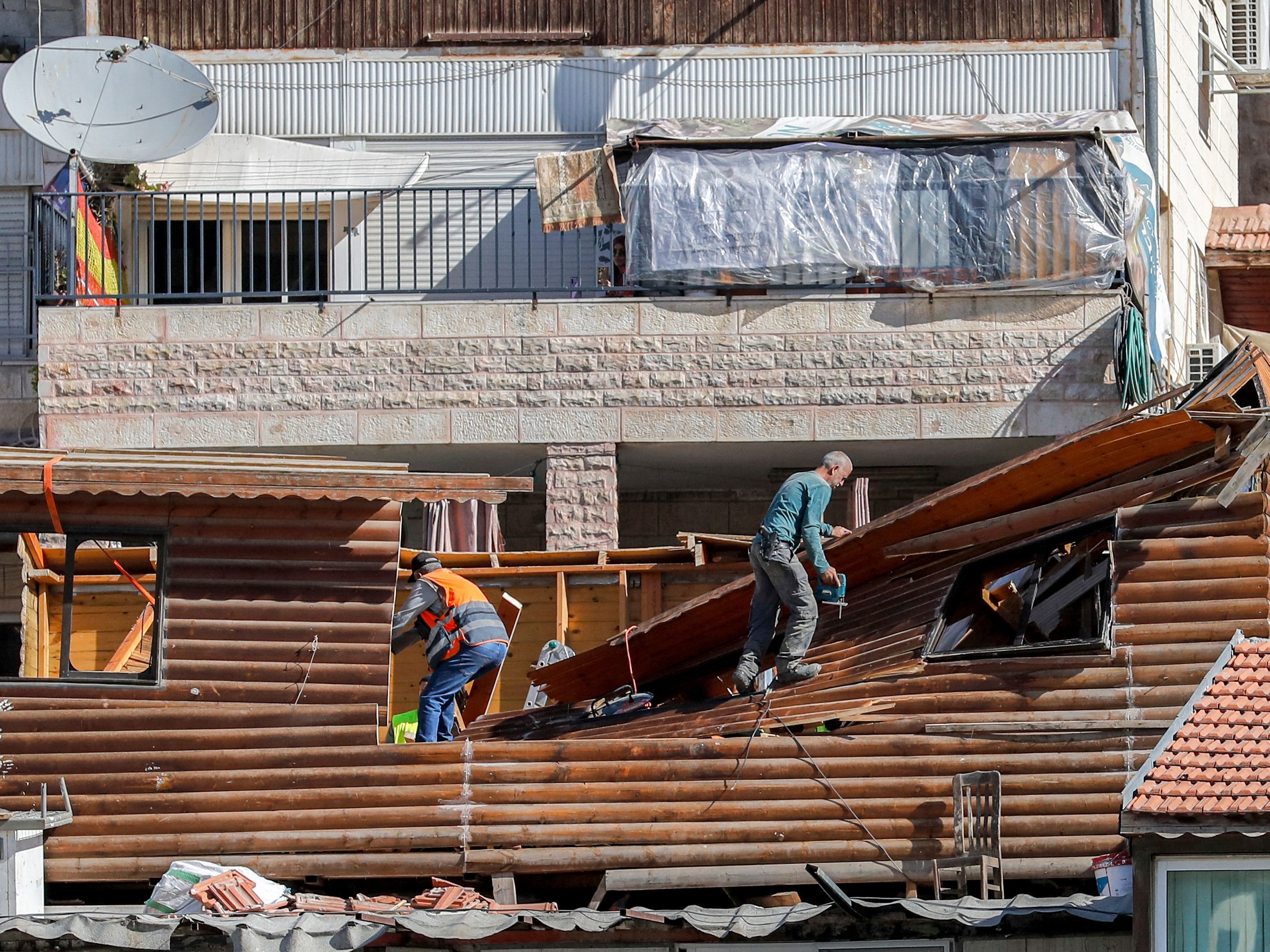 Pekerja Israel menghancurkan rumah kayu milik keluarga Palestina yang menurut otoritas pendudukan dibangun tanpa izin.