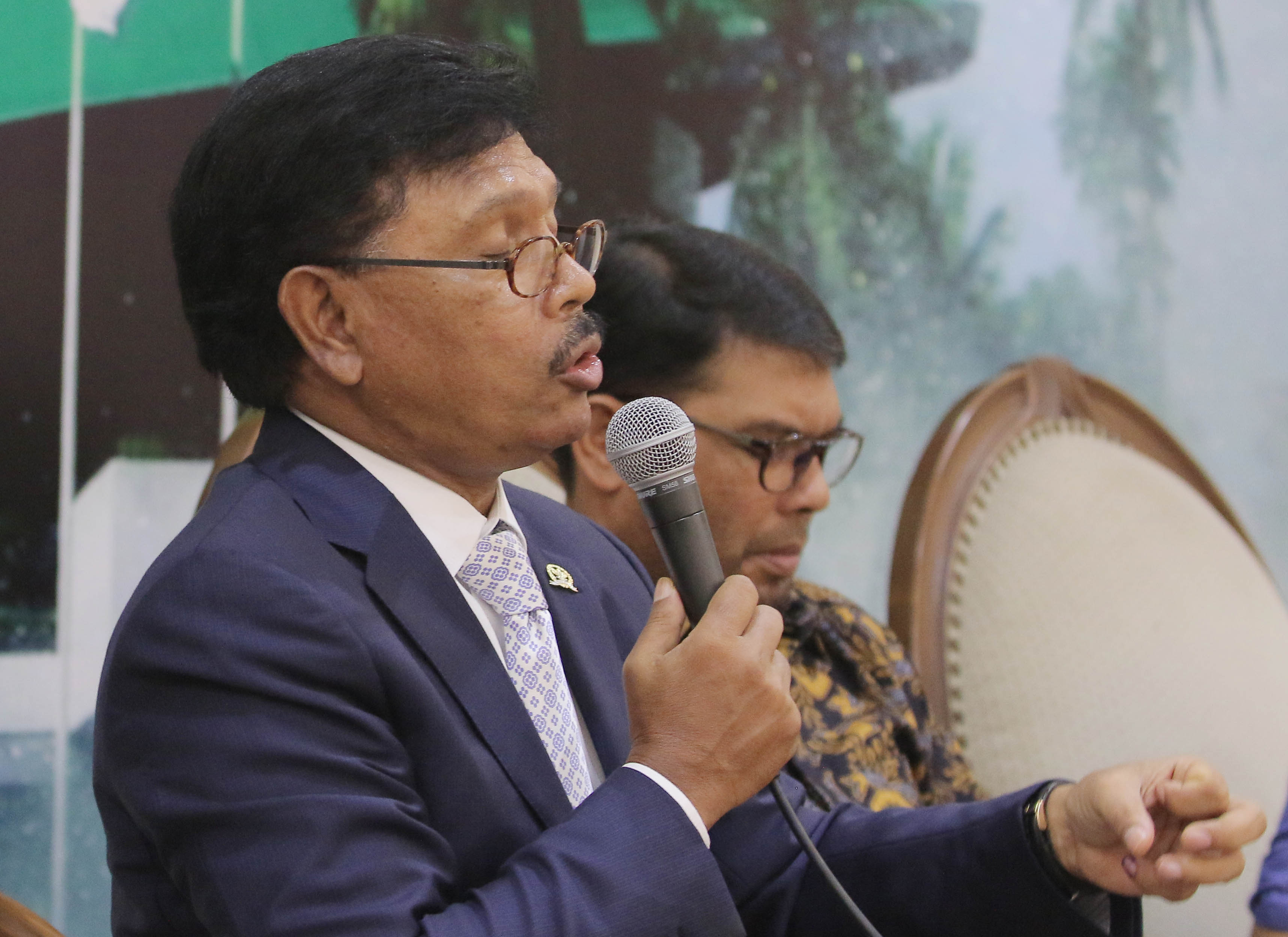 Menkominfo Johnny G Plate (kiri)