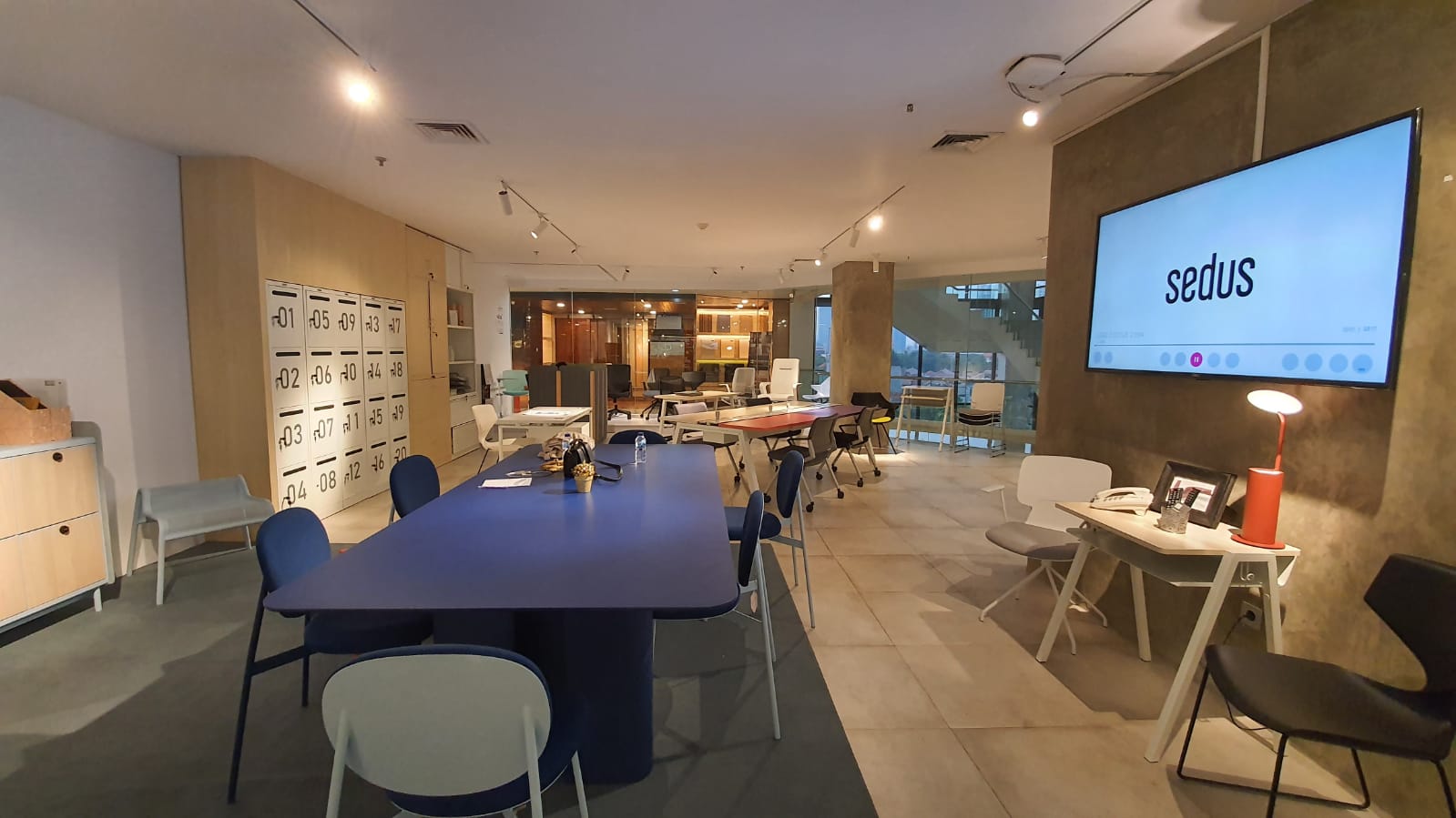 Ketika seseorang bekerja menggunakan furnitur yang dirancang secara ergonomis, ia akan merasa lebih nyaman beraktivitas.