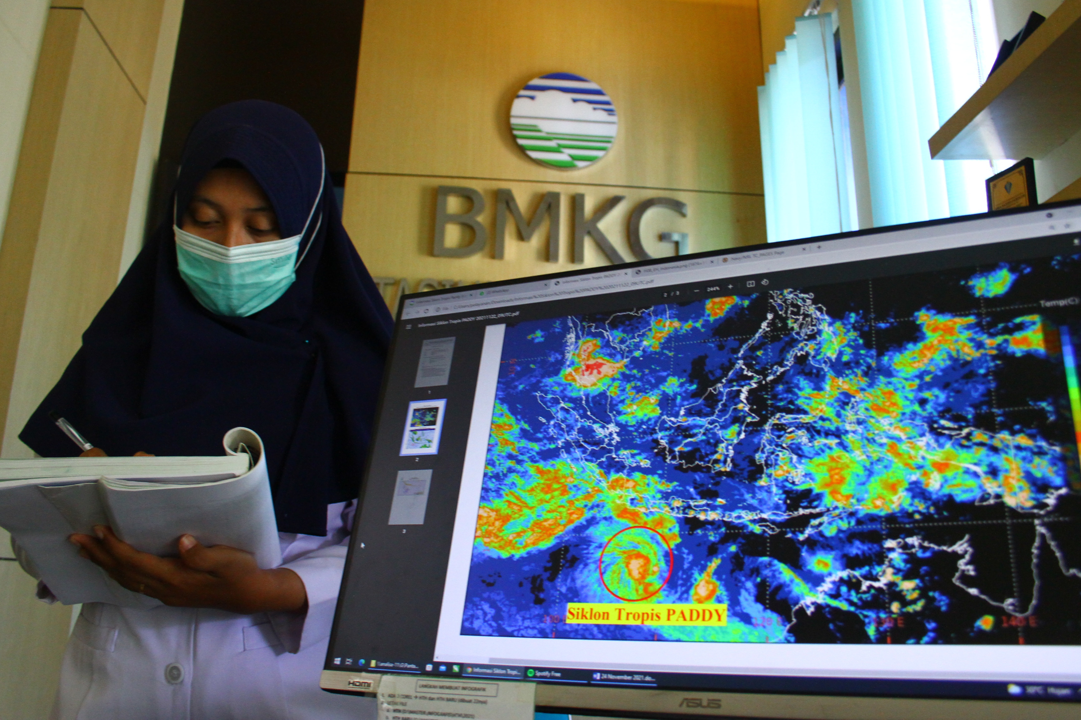Petugas BMKG mengamati pergerakan sikon tropis Paddy di Samudera Hindia melalui citra satelit Himawari di BMKG Karangploso, Malang.