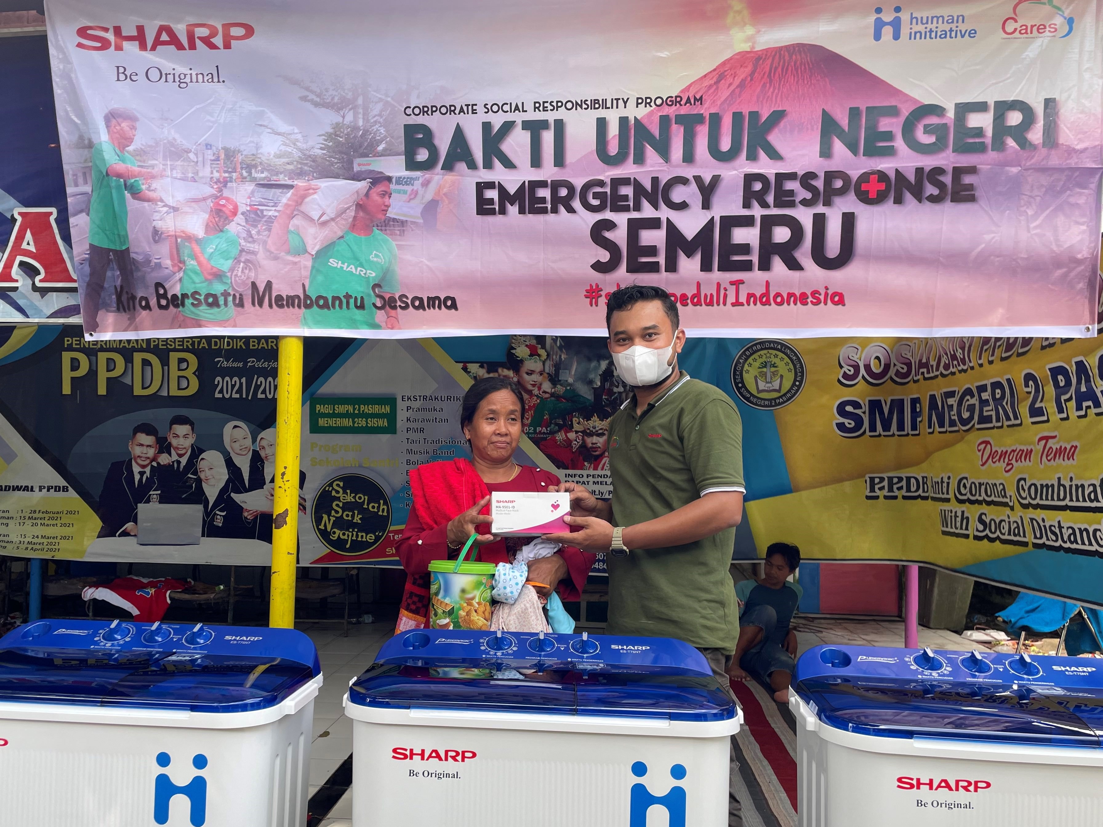 Bantuan bagi para warga di Kabupaten Lumajang dikonsentrasikan pada empat titik lokasi tenda pengungsian.