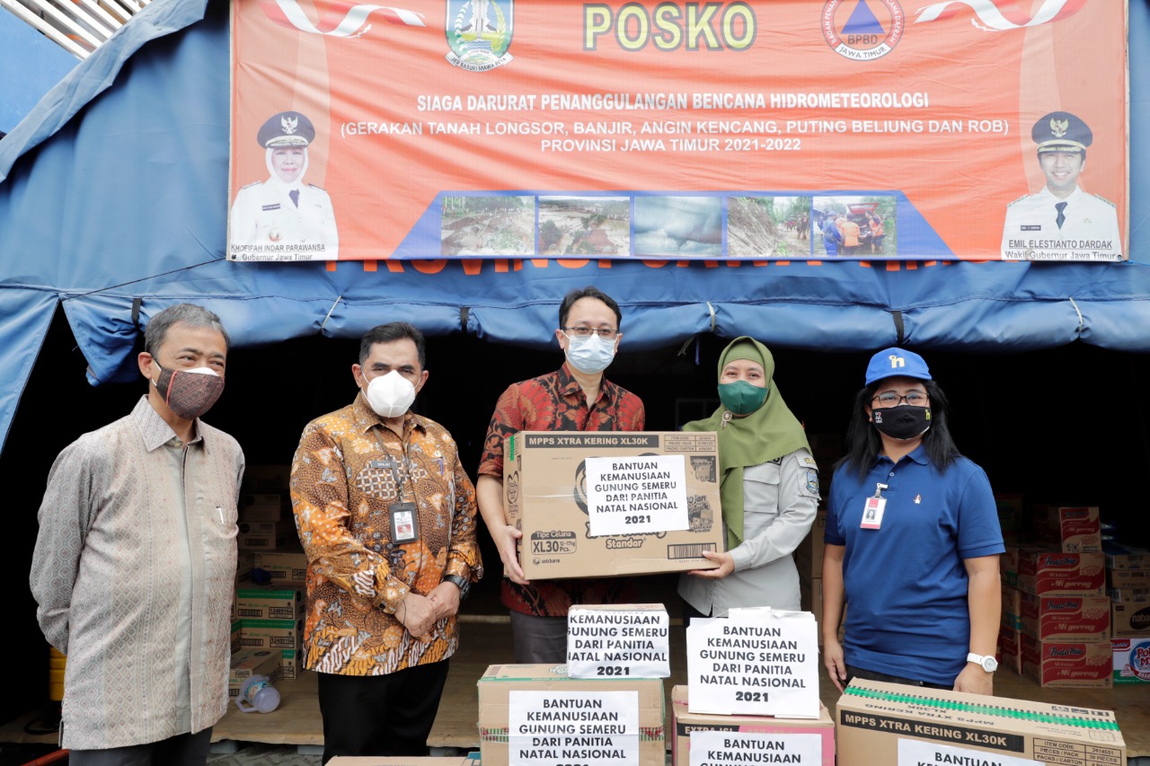 Ketua Umum Panitia Perayaan Natal Nasional 2021, Jerry Sambuaga, memberikan bantuan kepada BPBD Provinsi Jawa Timur.  