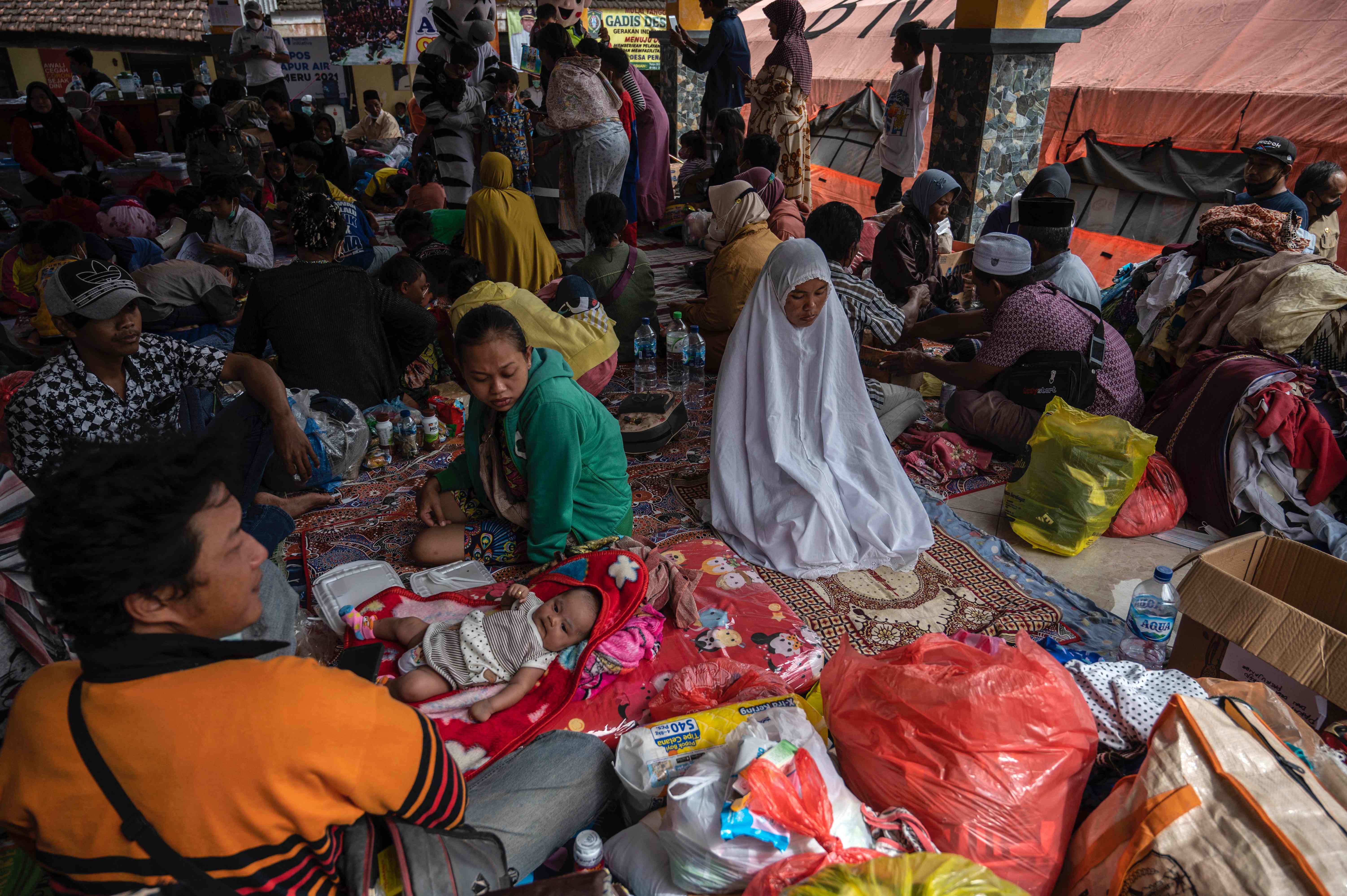 Penyintas erupsi Gunung Semeru berada di lokasi pengungsian di Desa Sumber Wuluh, Lumajang, Jawa Timur.