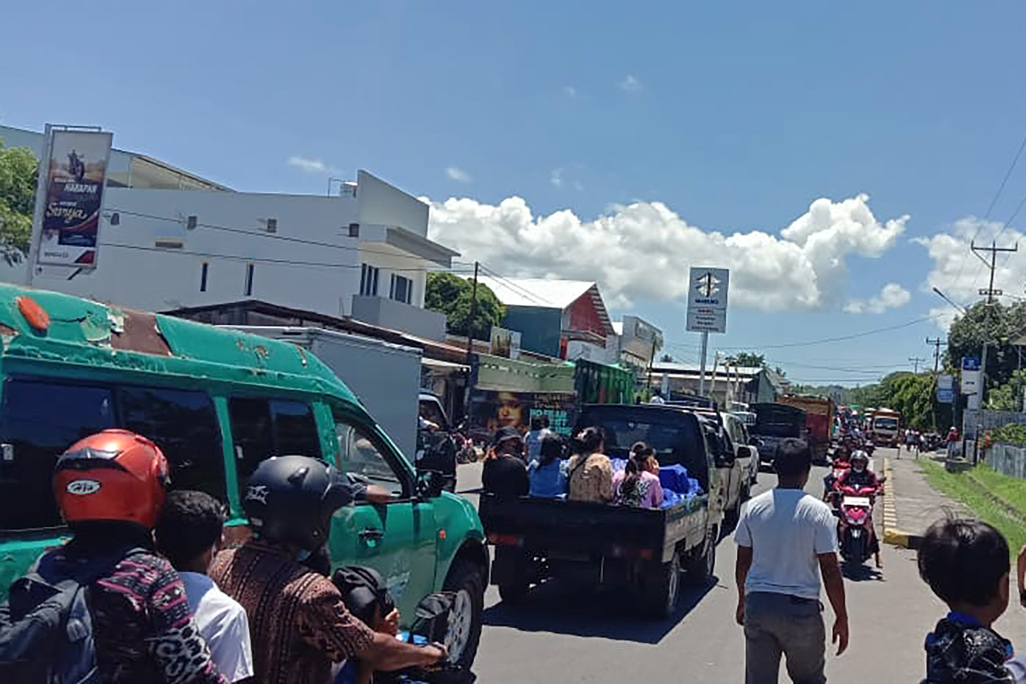 Suasana kemacetan lalu lintas saat adanya peringatan dini tsunami di Kota Maumere, Kabupaten Sikka, NTT, Selasa (14/12/2021)