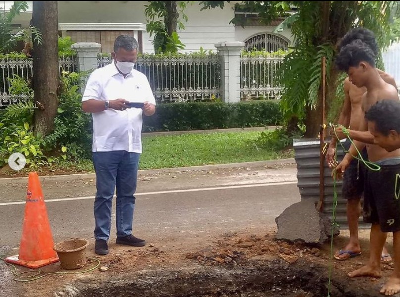 Ketua DPRD DKI Prasetio Edi Marsudi meninjau pembangunan sumur resapan di Kawasan Aditiawarman, Jakarta Selatan.