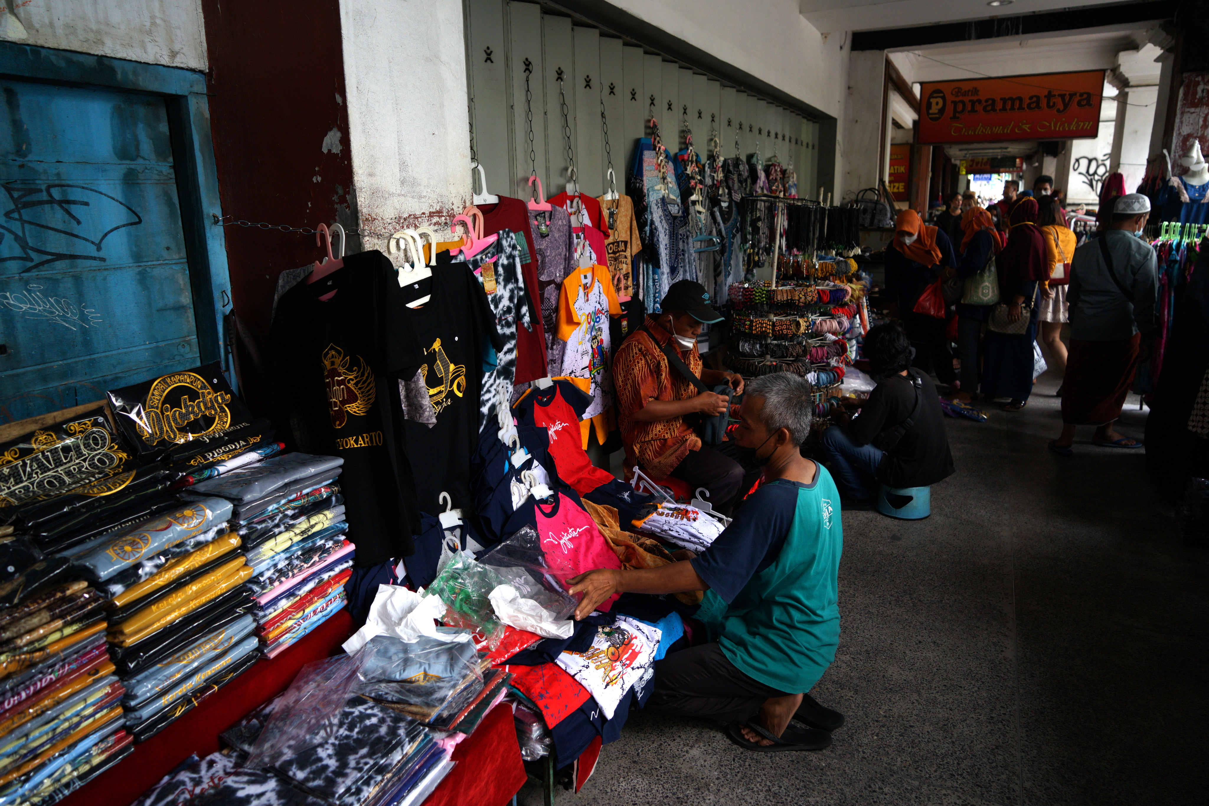Pedagang di Jalan Malioboro, Kota Yogyakarta, sedang menyiapkan dagangannya
