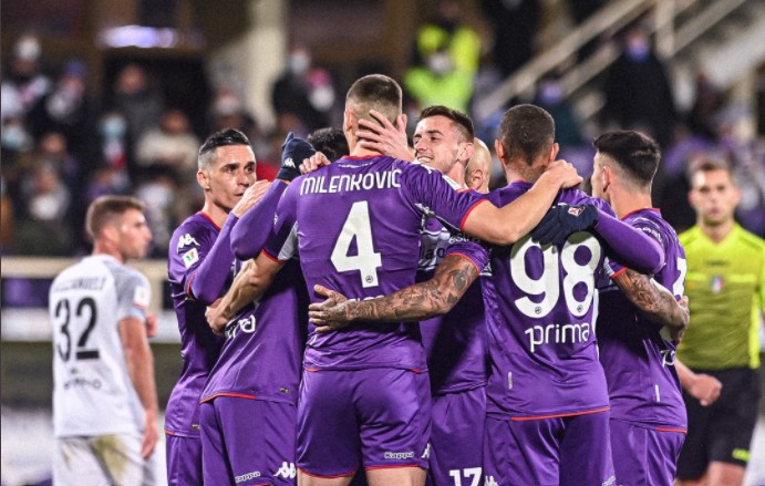 Para pemain Fiorentina melakukan selebrasi usai mencetak gol ke gawang Salernitana di laga Coppa Italia.