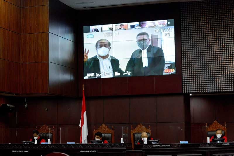 Saksi Ahli Pemohon Maruarar Siahaan (dalam layar) diambil sumpah di Gedung MK, Jakarta, Senin(13/12).