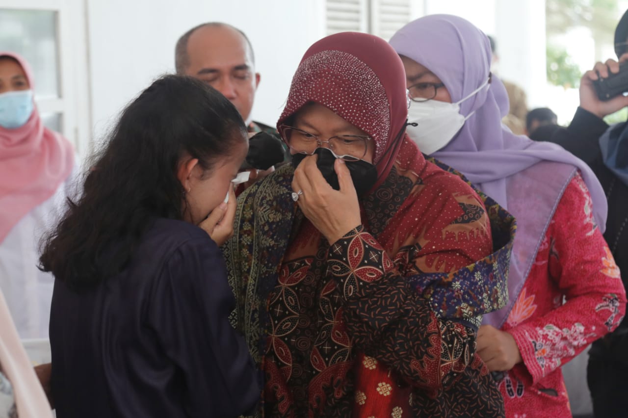 Oktria Nofianti, penyandang disabilitas netra (low vision) berdialog dengan Mensos Tri Rismaharini saat berkunjung ke Pangkal Pinang, Babel.