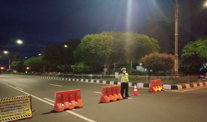 Polres Palangka Raya, Kalteng mengalihkan sejumlah ruas jalan menjelang pergantian tahun mencegah kerumunan karena masih pandemi covid-19.