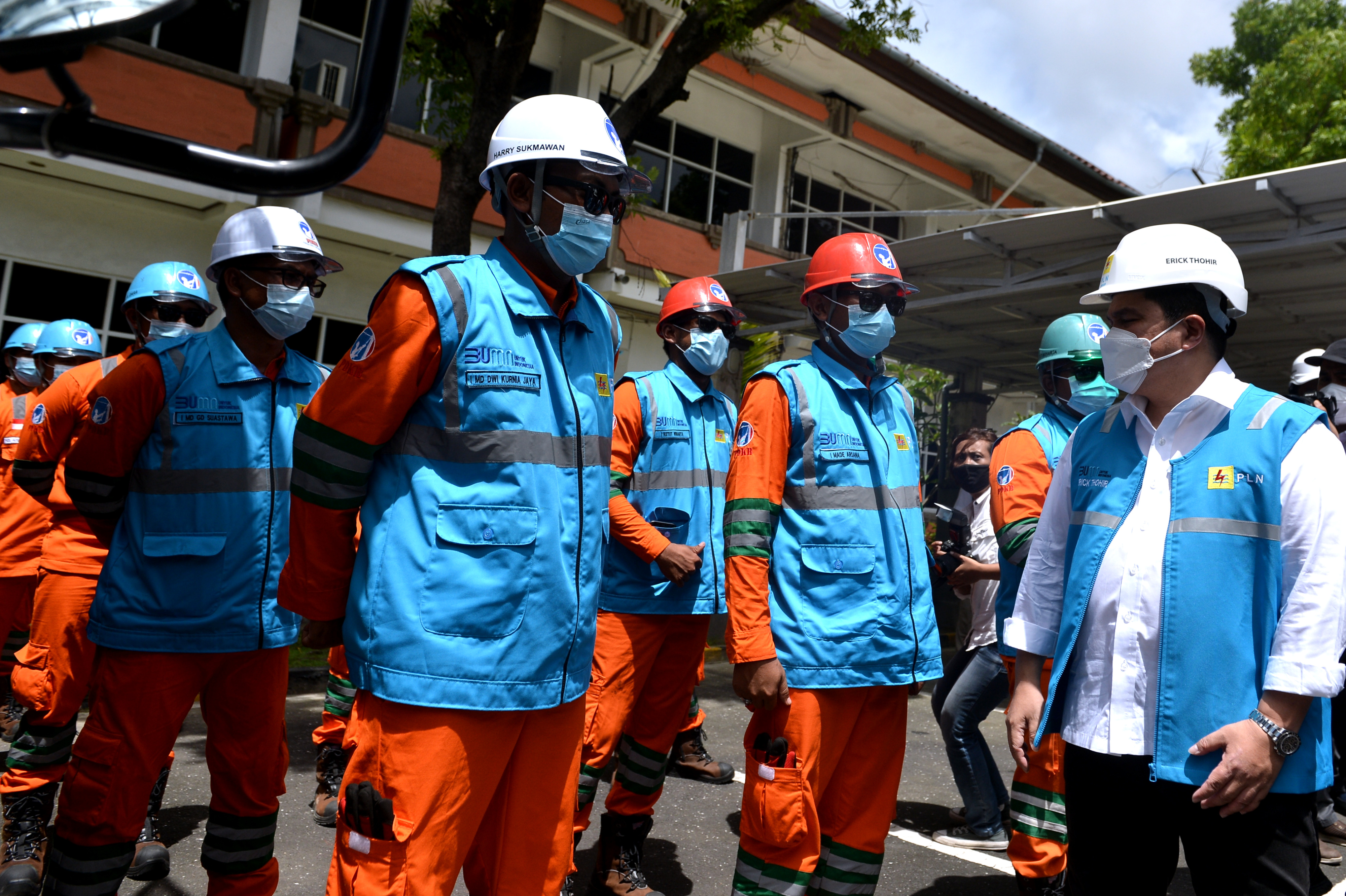 Erick Thohir (baju putih)