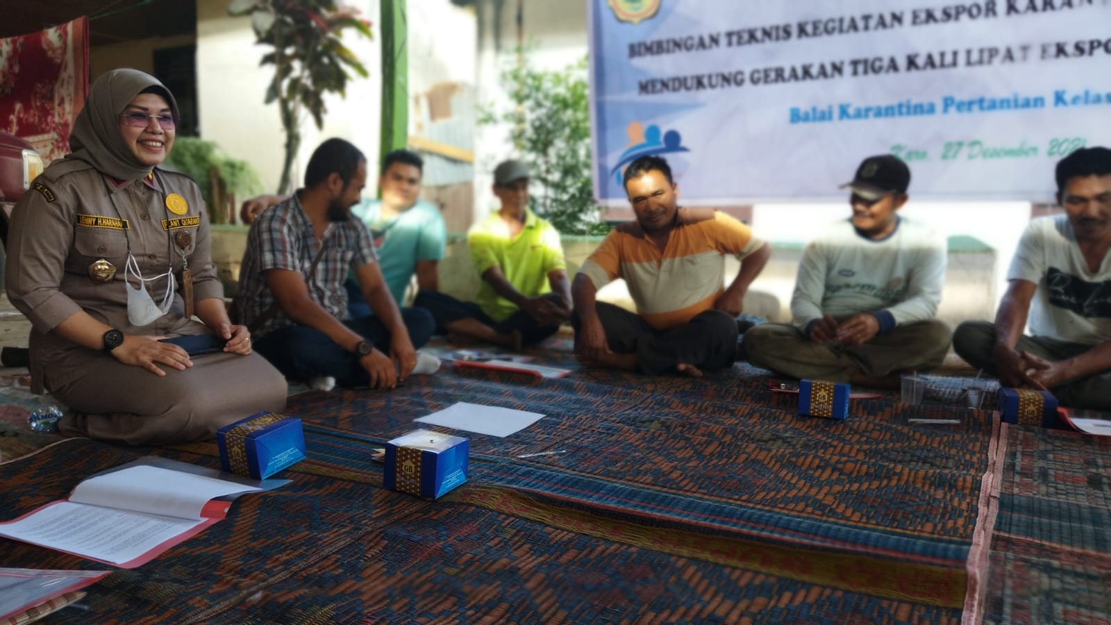 Kepala Balai Karantina Pertanian Kelas II Medan Lenny Hartati Harahap (kiri) saat bimtek kepada petani vanili di Karo Sumut, Senin (27/12).