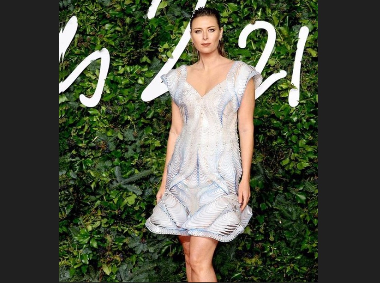 Mantan petenis Maria Sharapova mengenakan gaun dari botol plastik