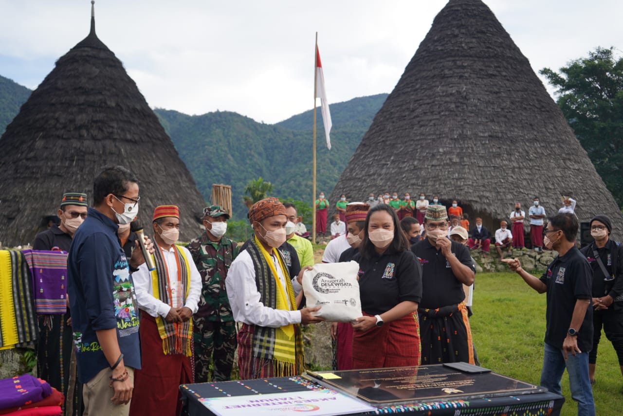 Menparekraf Sandiaga Uno mengunjungi Kampung Waerebo di wilayah Kecamatan Satar Mese Barat, Manggarai, NTT. 