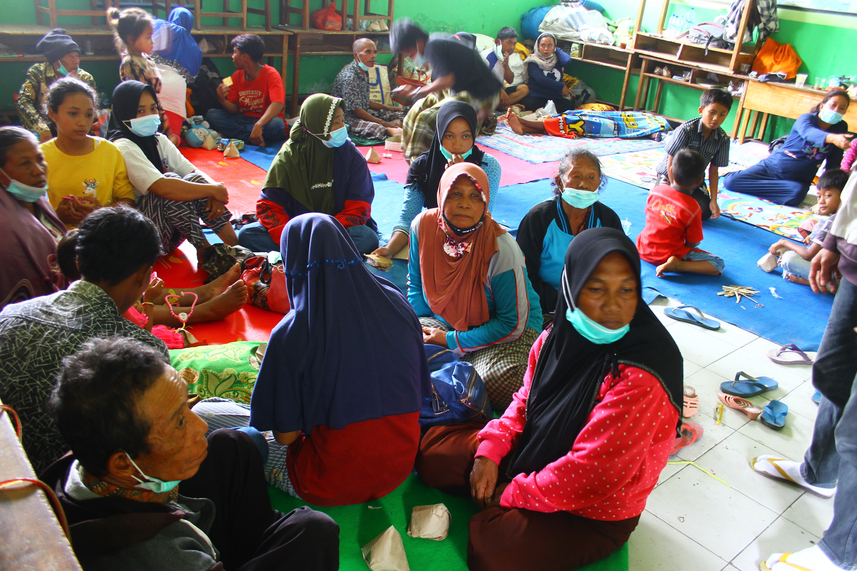  Sejumlah warga mengungsi untuk menghindari letusan Gunung Semeru susulan di SDN Supiturang 4, Pronojiwo, Lumajang, Senin (6/12/2021)