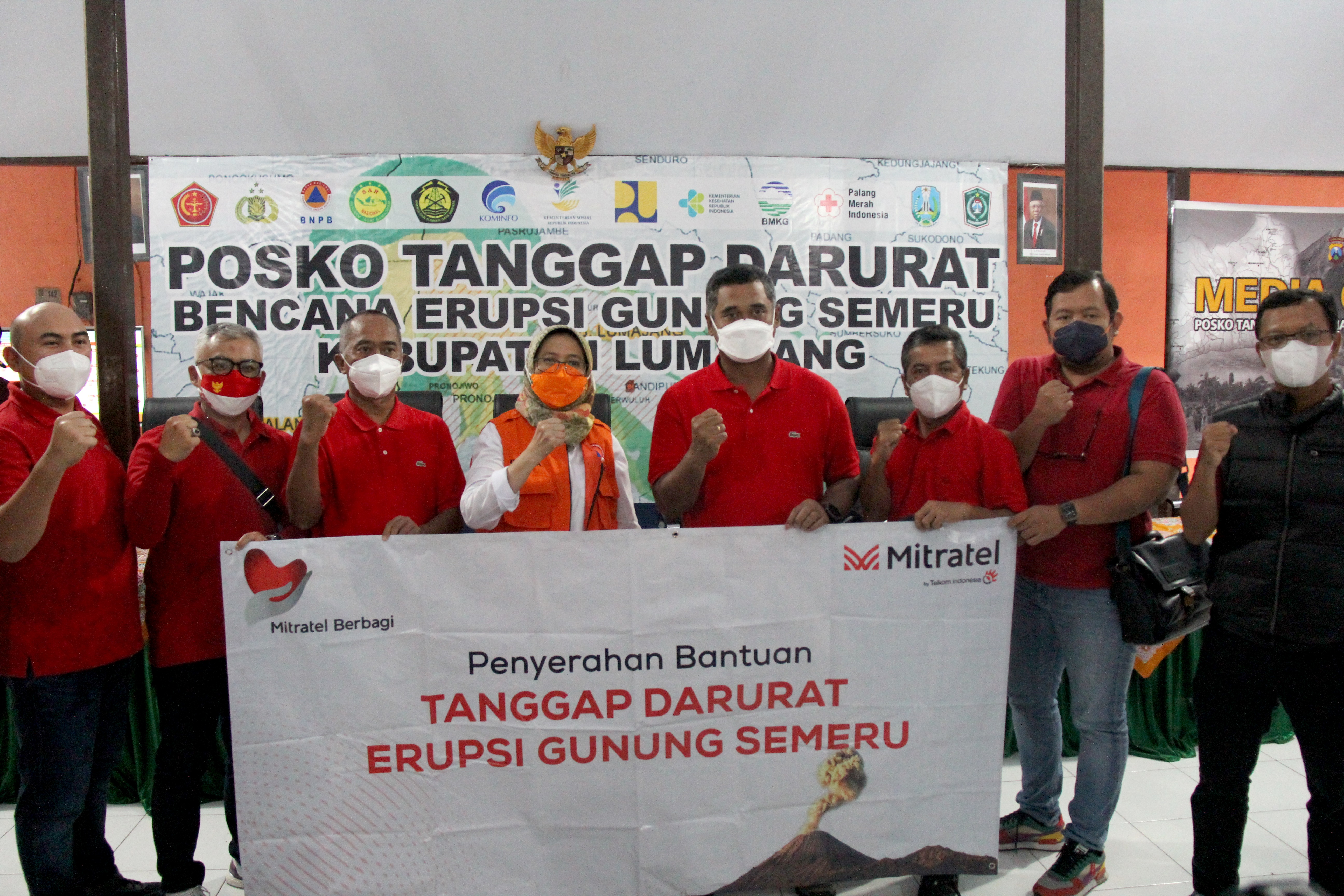 Penyerahan bantuan dari Mitratel bagi masyarakat terdampak erupsi gunung Semeru.