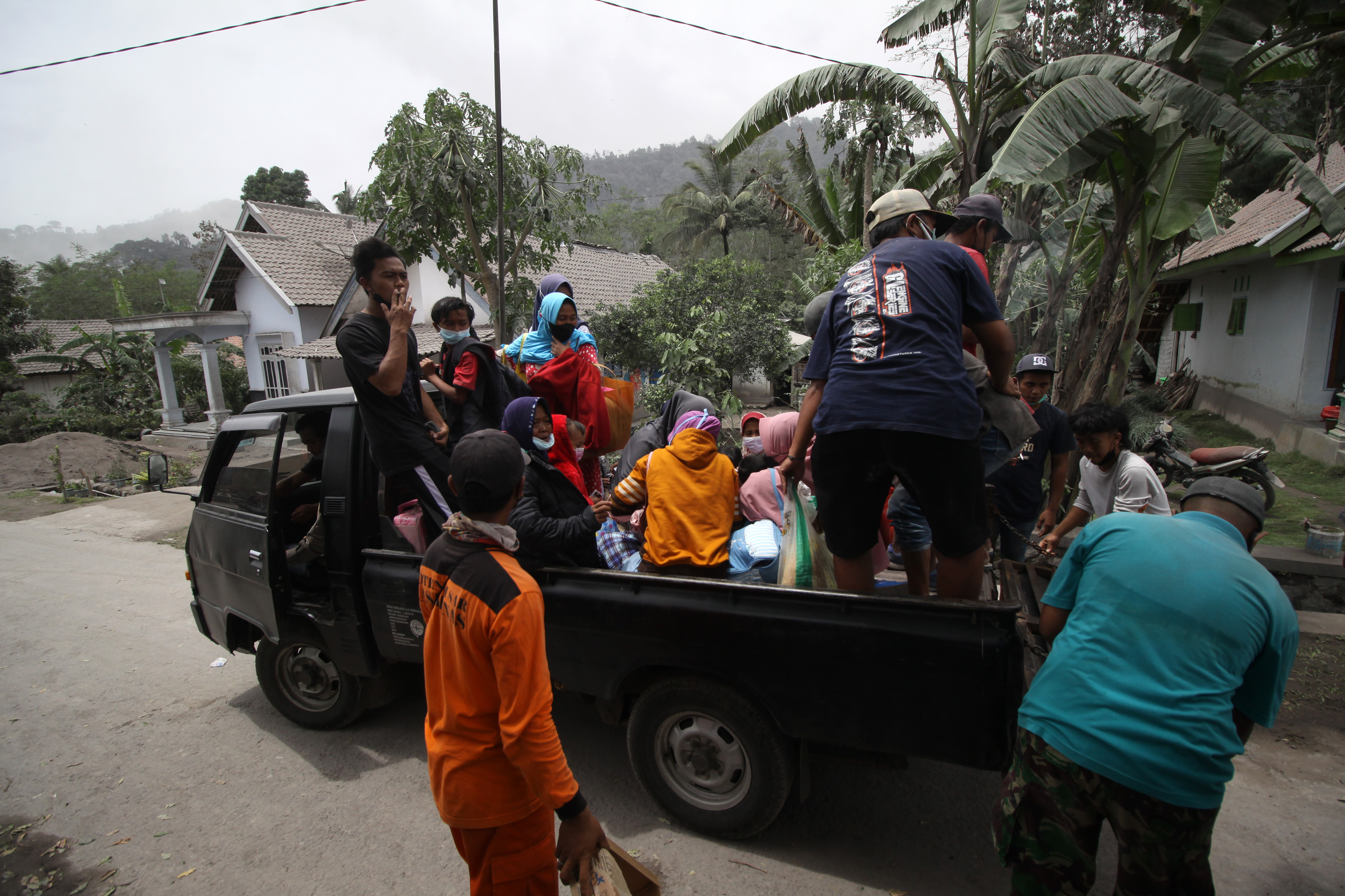 BUMN Kirim Mobil Evakuasi hingga Makanan untuk Korban Erupsi Semeru