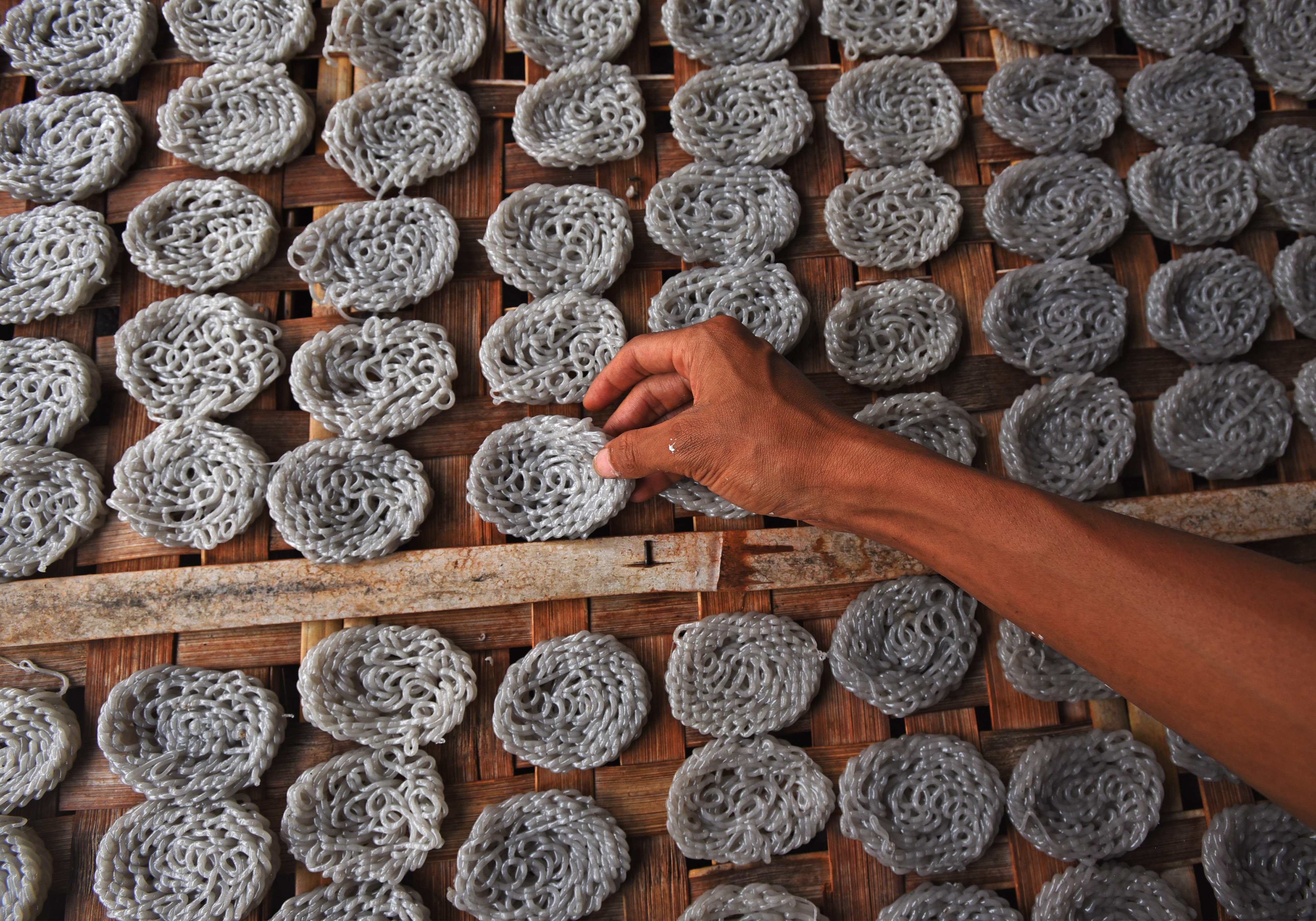 Pelaku UMKM menjemur kerupuk yang akan dijual