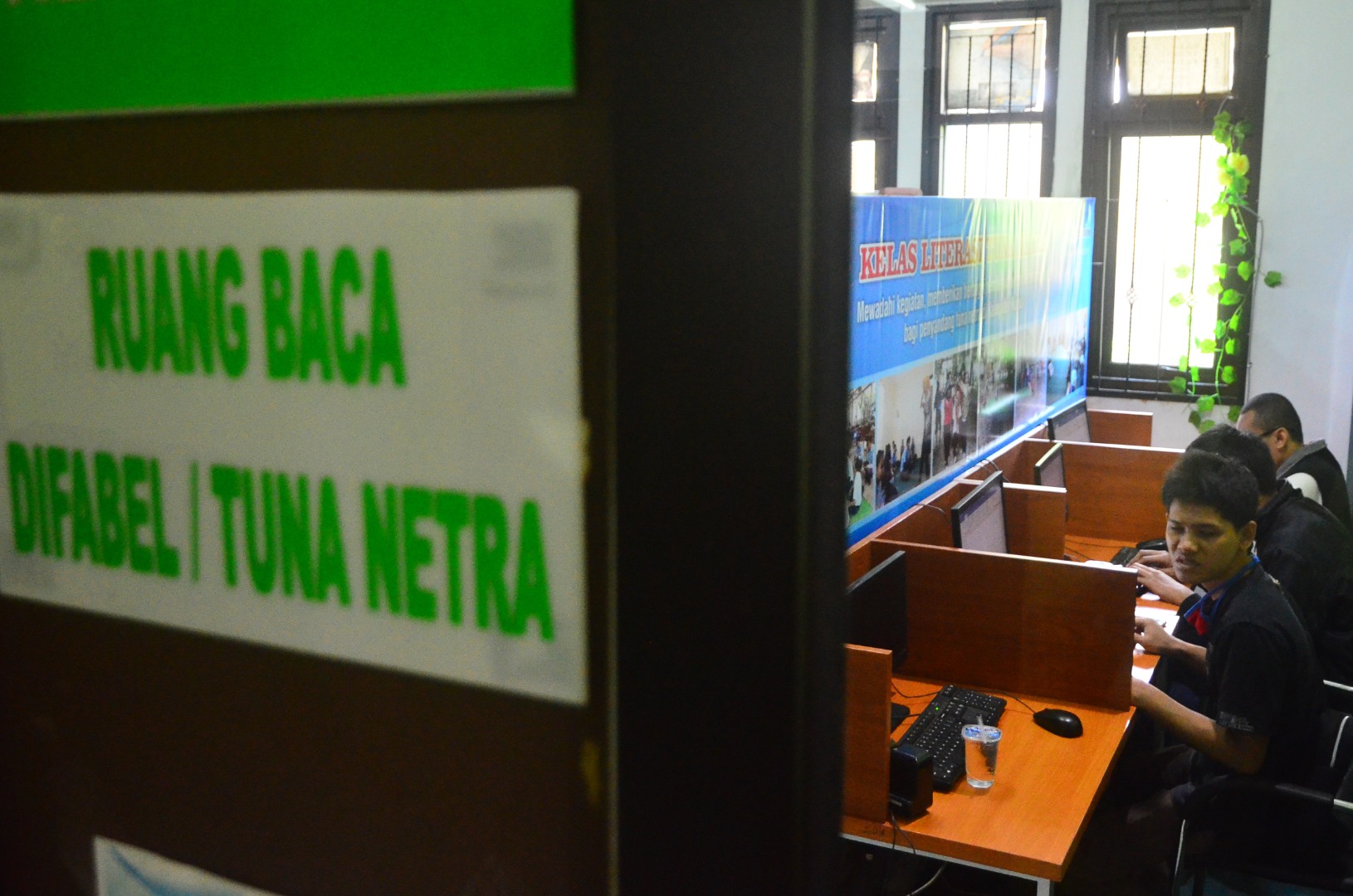 Warga penyandang tunanetra mengikuti kelas literasi tunanetra di Perpustakaan Daerah, Kudus, Jawa Tengah,  Kamis (24/9/2020)