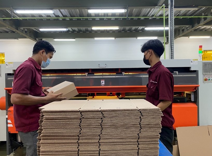 Pekerja memeriksa produk yang dihasilkan. 