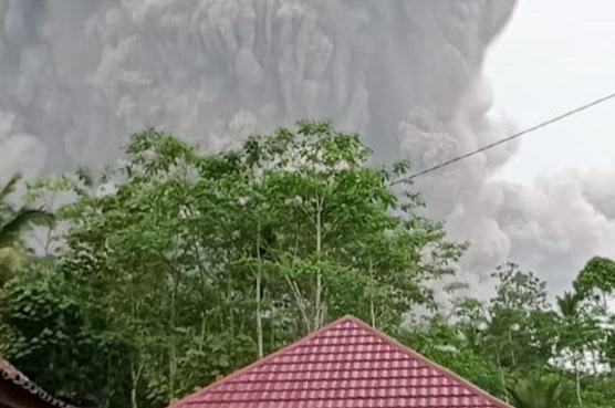 erupsi Gunung Semeru dilihat dari Oro-Oro Ombo, Pronojiwo, Lumajang
